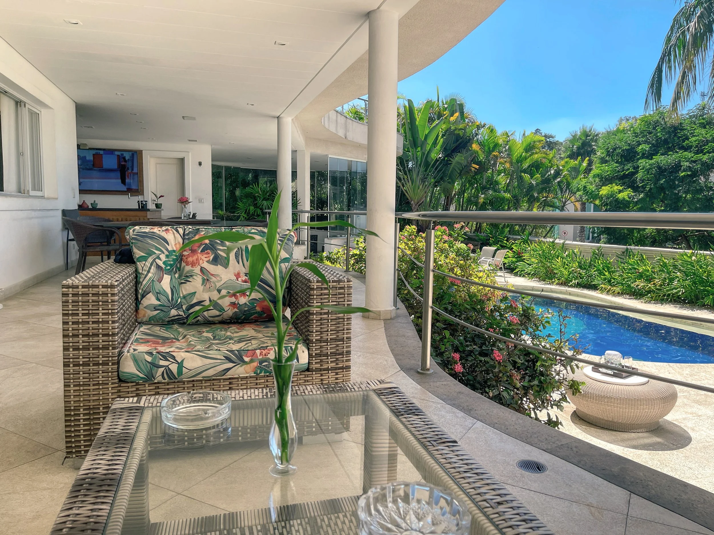 Varanda com verde e piscina