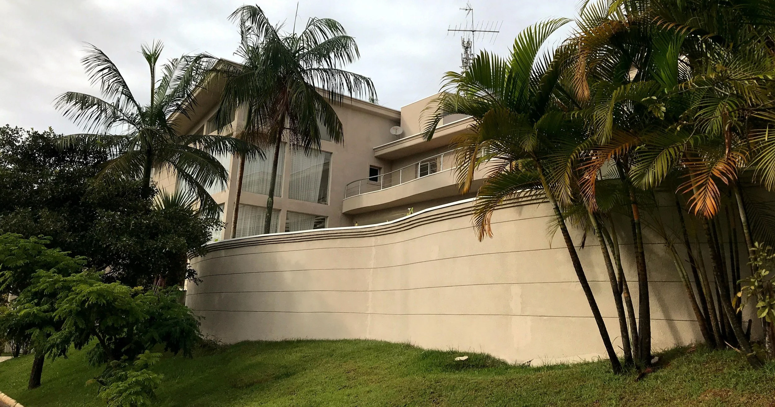 Fachada lateral — arquitetura e piscina