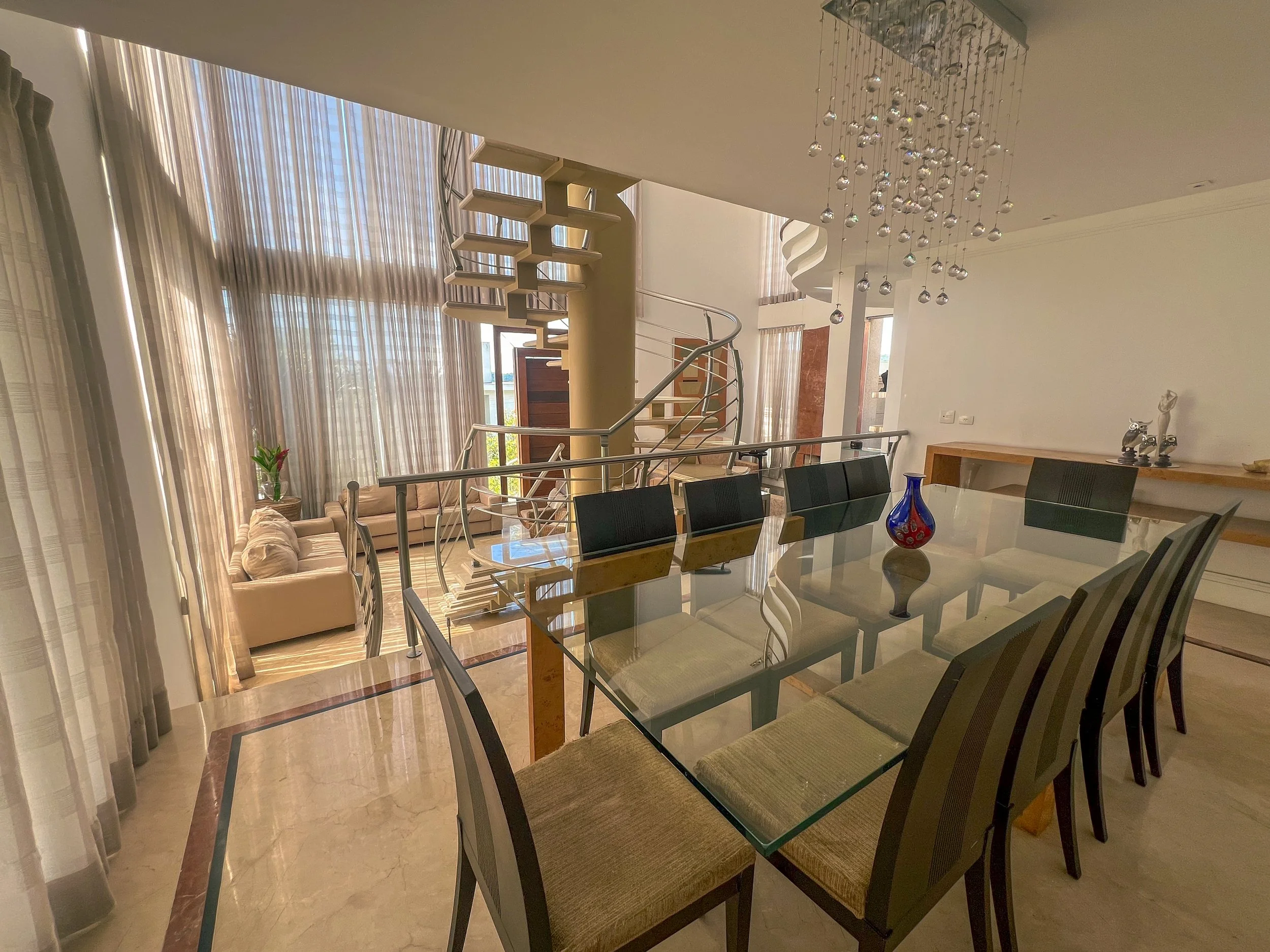 Sala de jantar com lustre e mármore