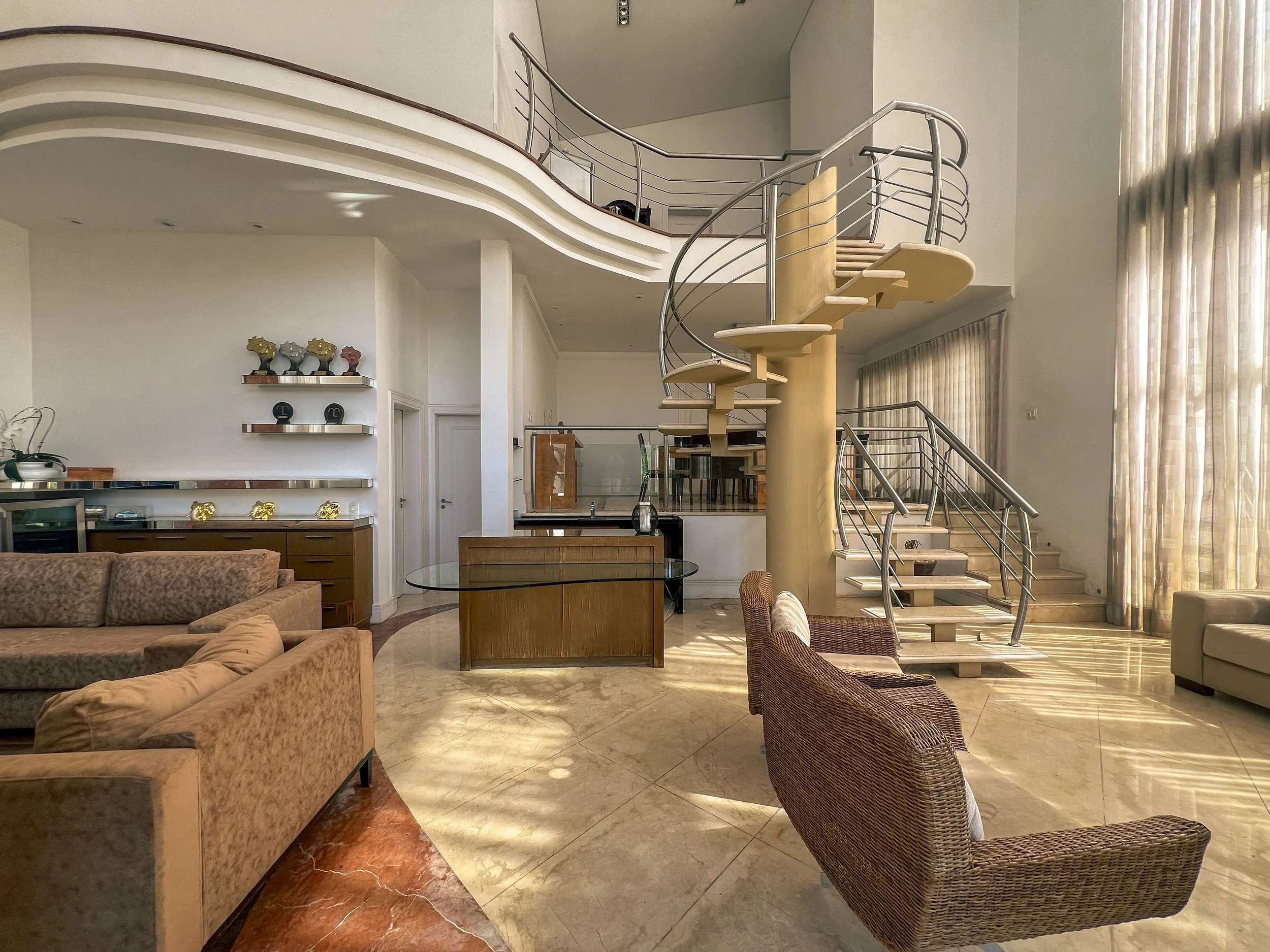 Sala com pé direito duplo e escada