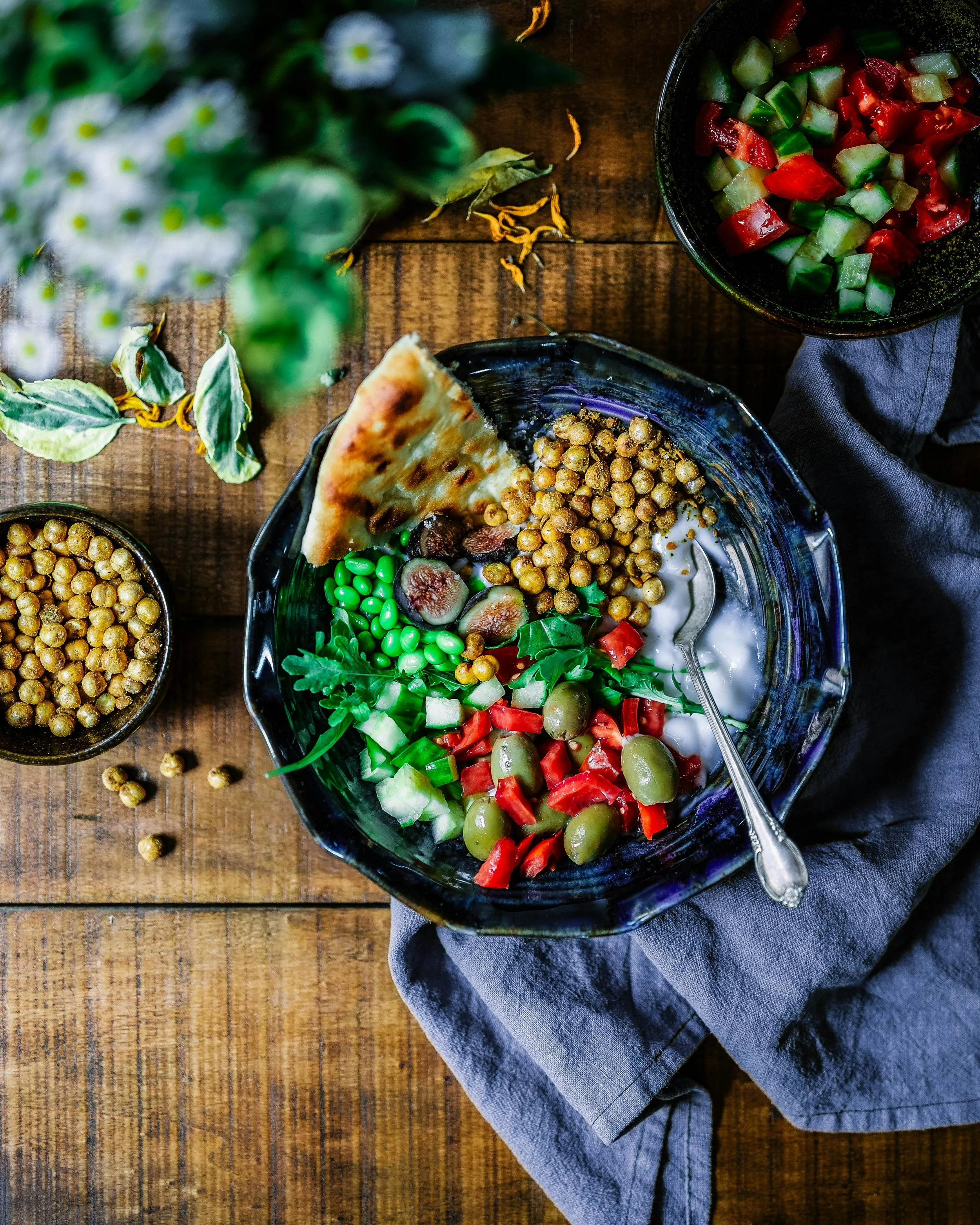 Bol de saison servi à Lanka Surf House — légumes frais, pois chiches, pain grillé