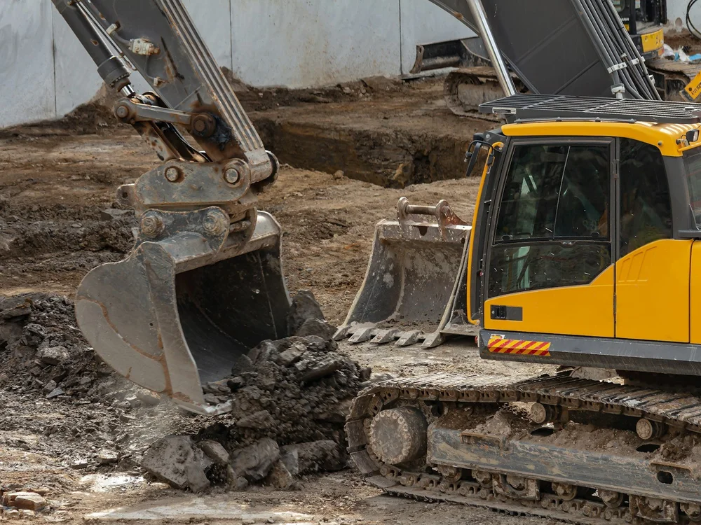 Bagger bei Erdarbeiten auf einer Baustelle