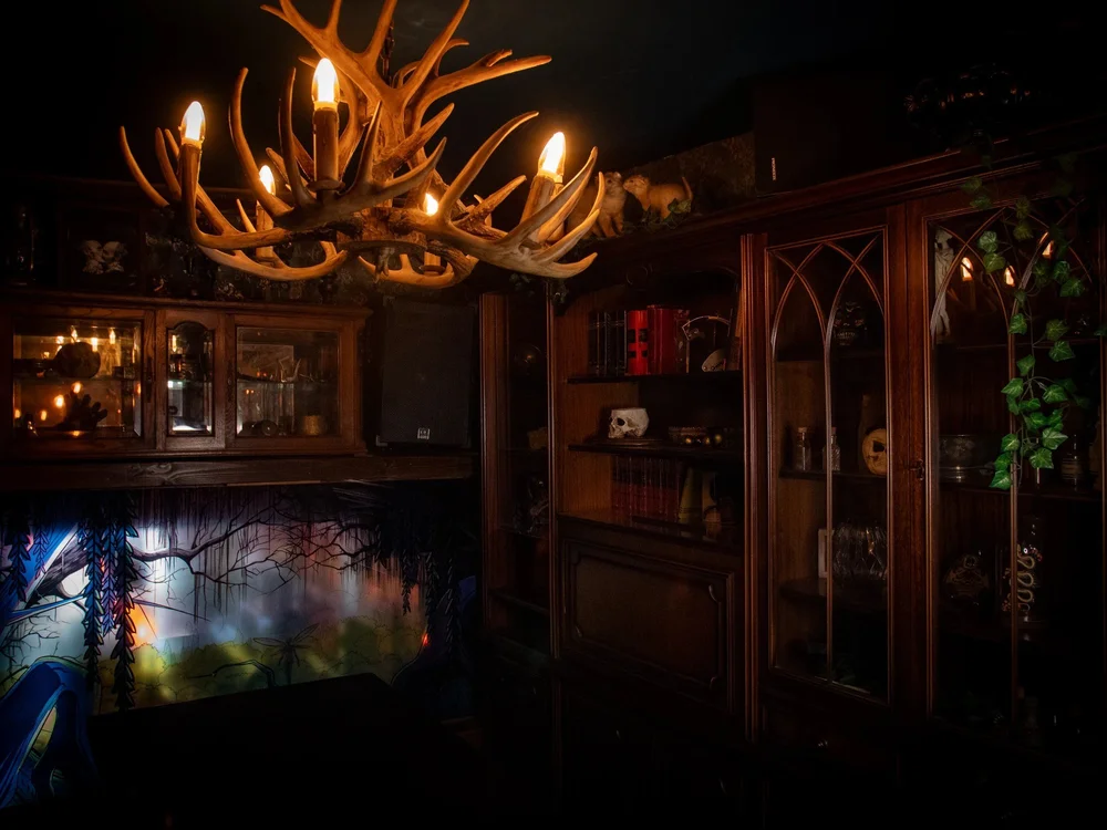 Le lustre et les matières anciennes des Trois Corbeaux.