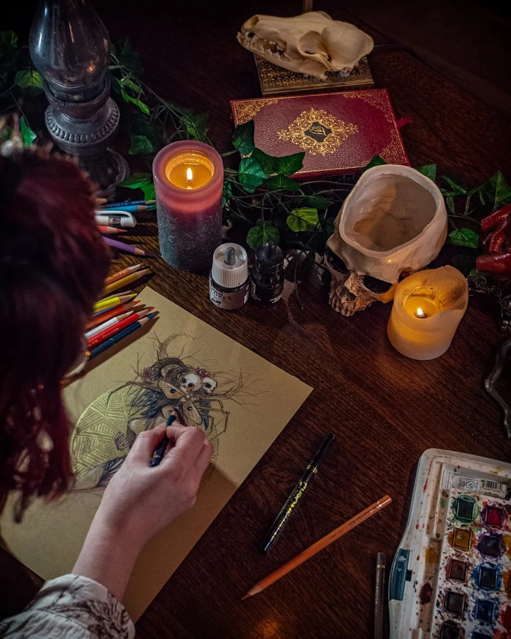 Rebecca en train de dessiner à son atelier.