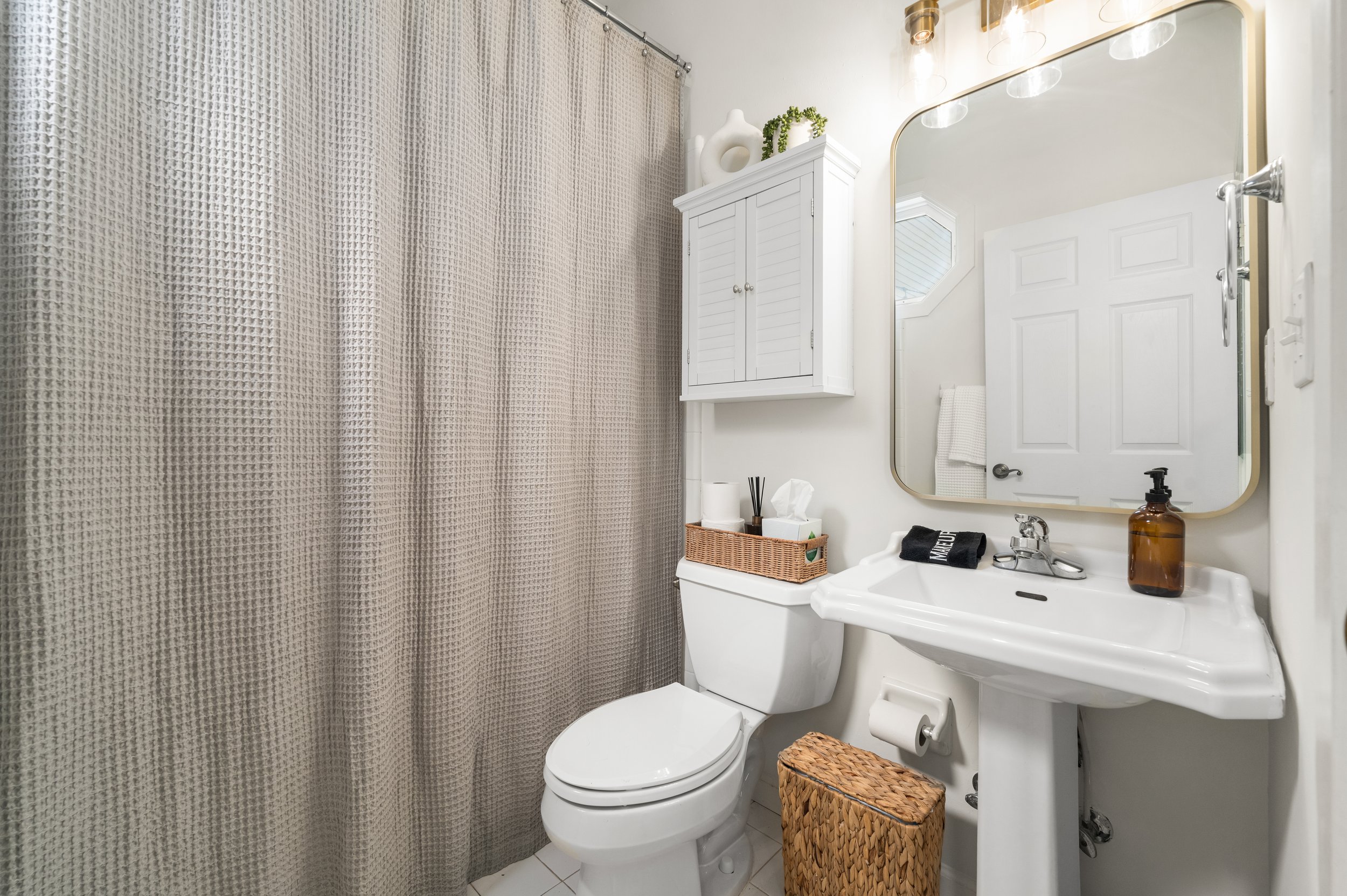 Guesthouse full bathroom