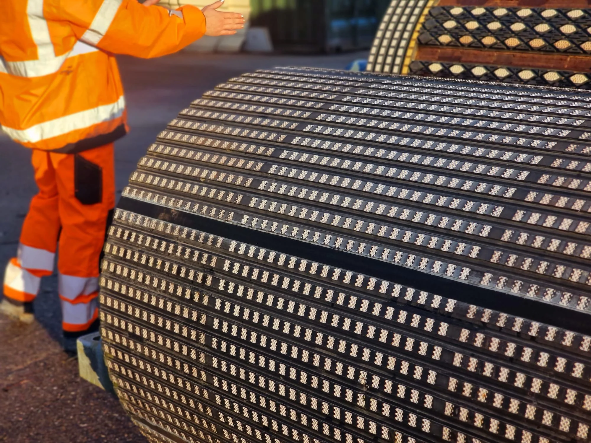 Lagged conveyor drum