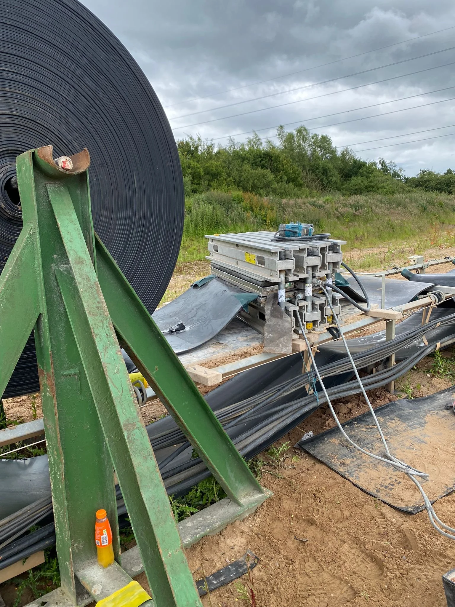 Conveyor belt vulcanising and repair support for industrial sites