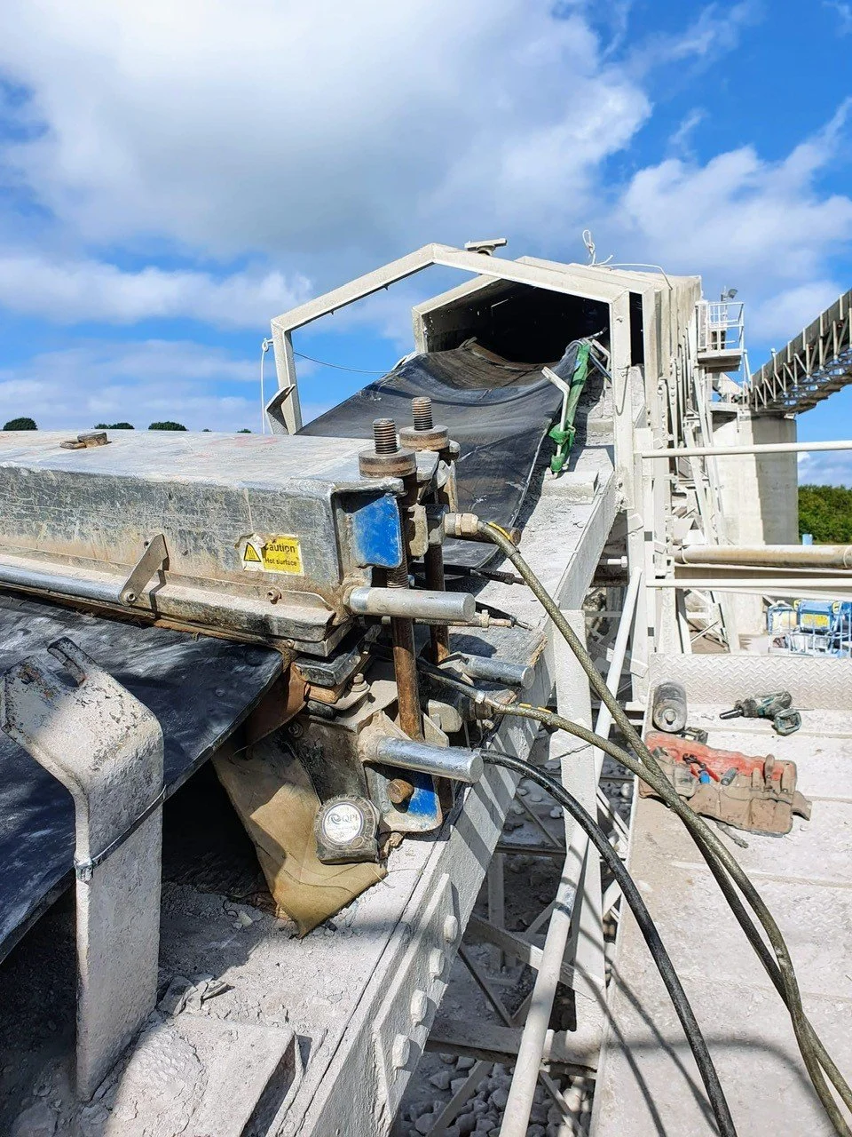 Hot and cold conveyor belt vulcanising service capability