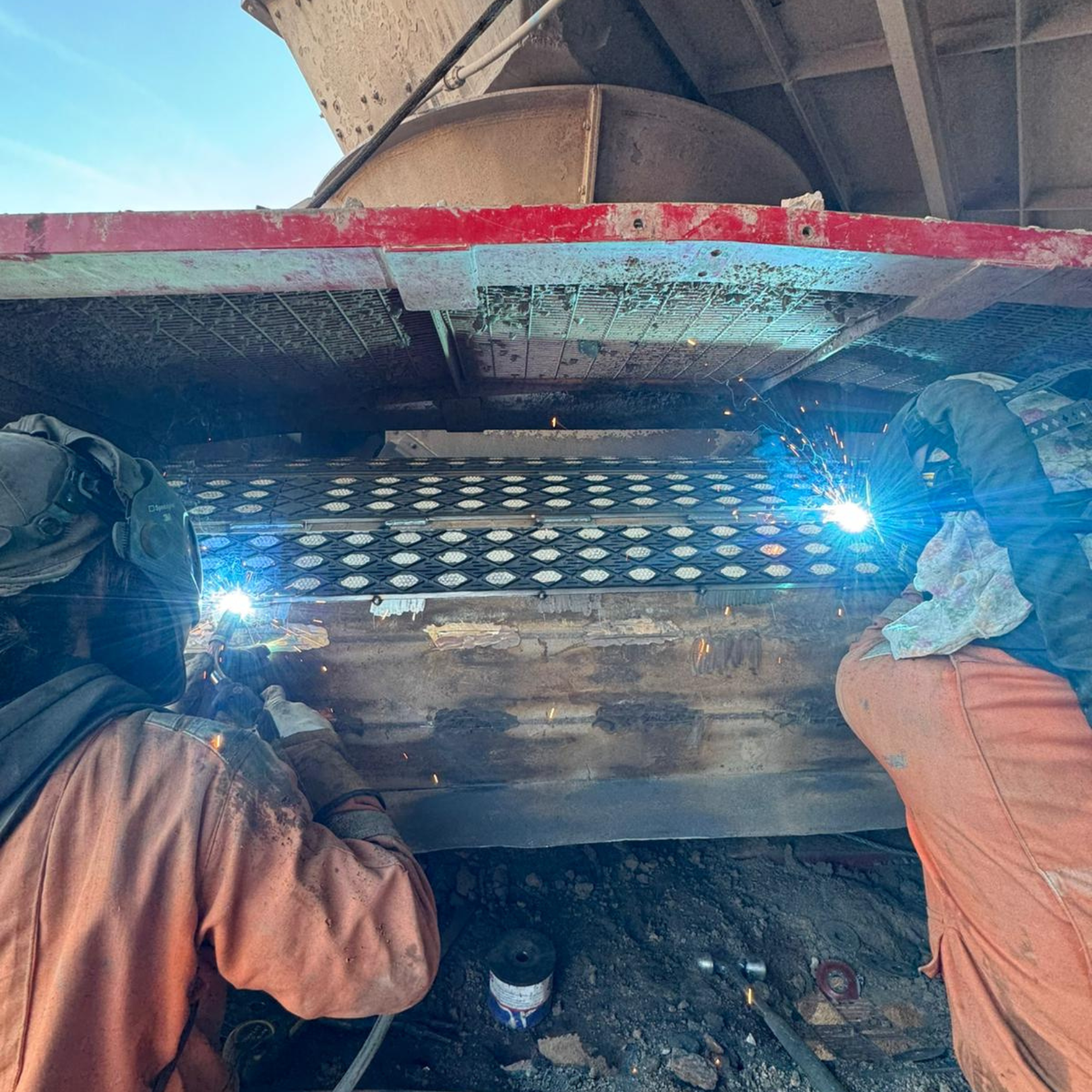 Conveyor fitting and fabrication support for industrial sites