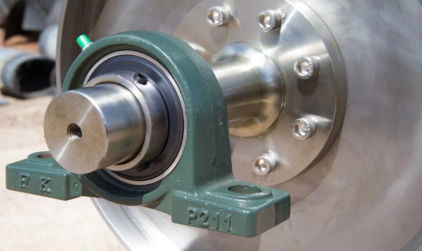 Lagged conveyor drum