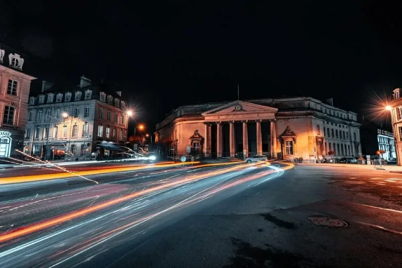 Agence SEO Caen - vue de Caen la nuit, intervention en Normandie