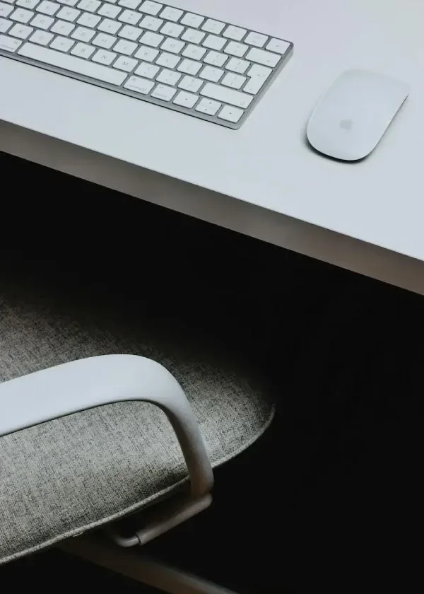 Consultant SEO à Caen - espace de travail Evoke Agency