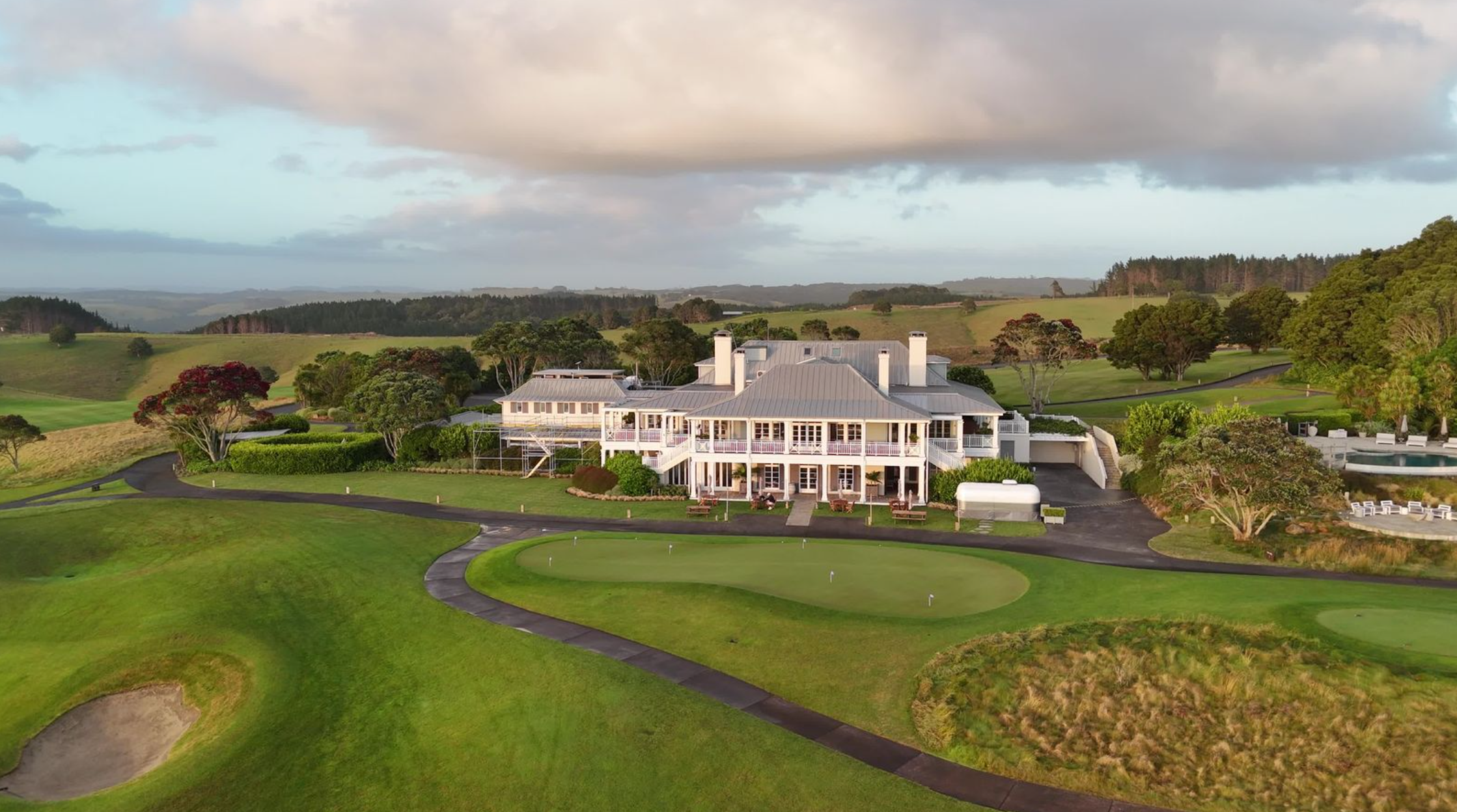 Kauri Cliffs clubhouse dining terrace