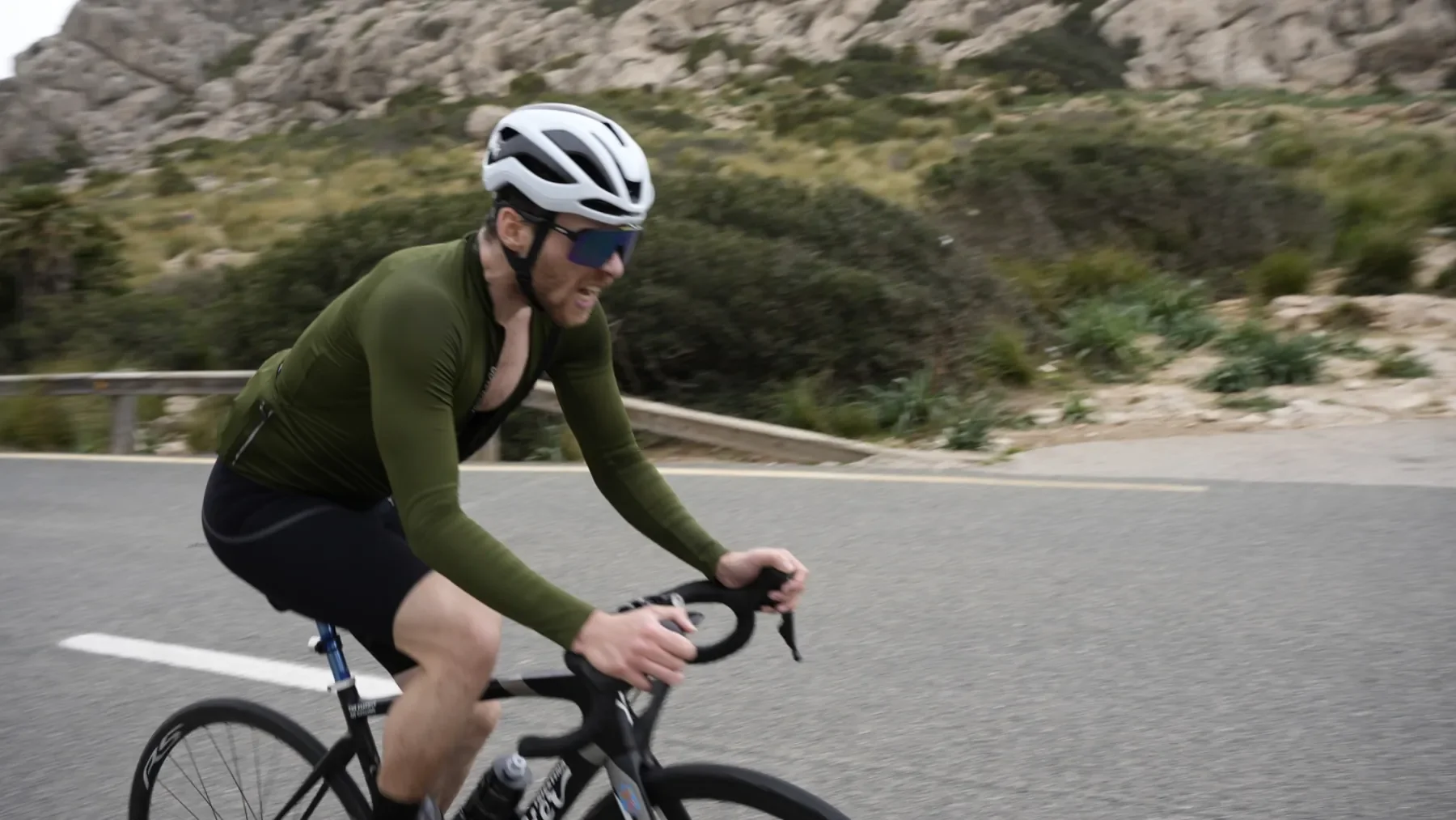 Rennradfahrer auf einer Bergstraße auf Mallorca