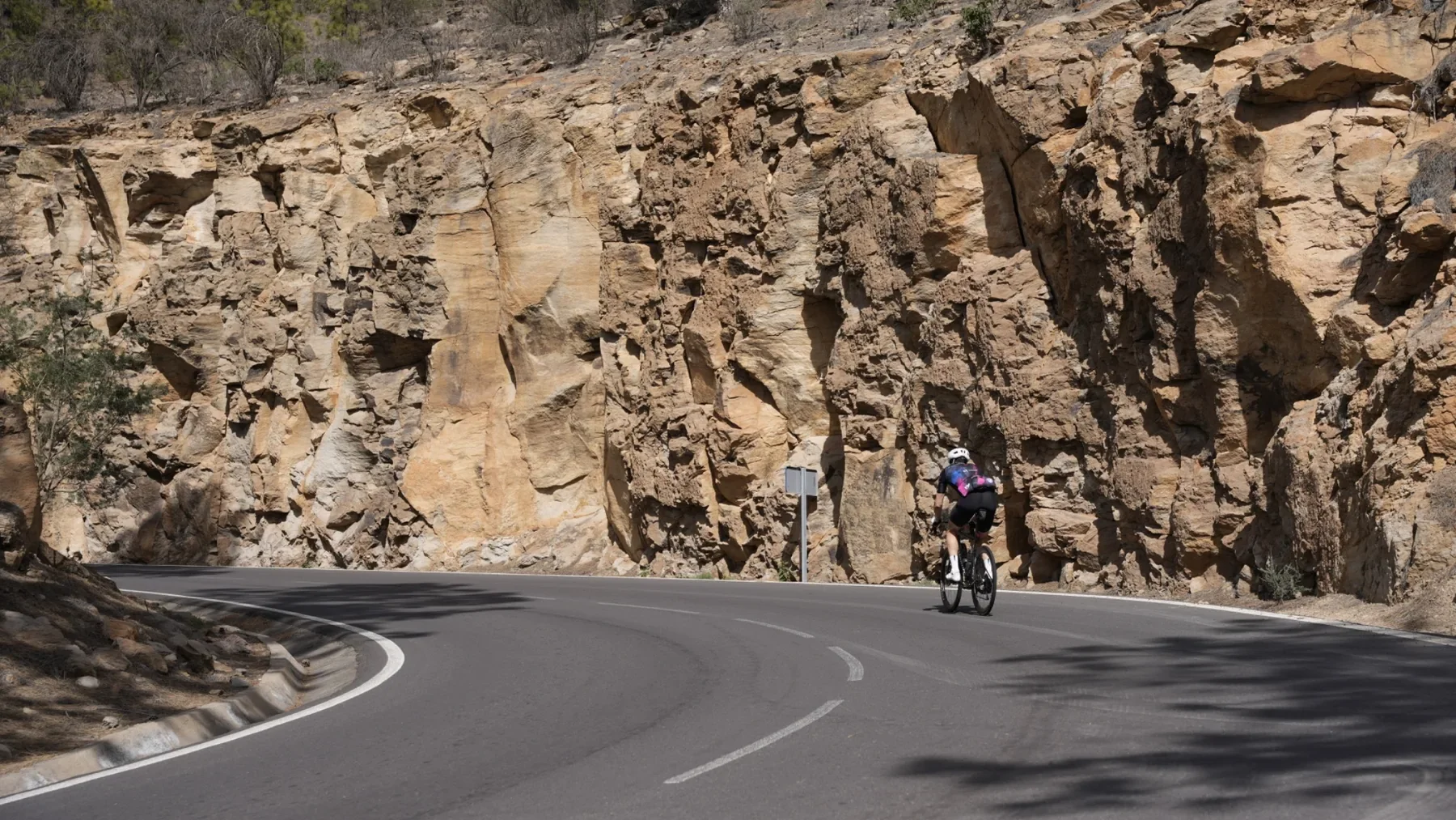 Rennradfahrer in der Berglandschaft auf Teneriffa