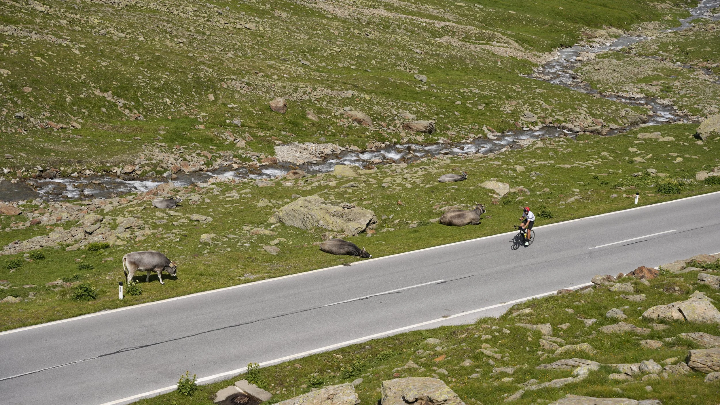 Berglandschaft und Passstraße im Ötztal