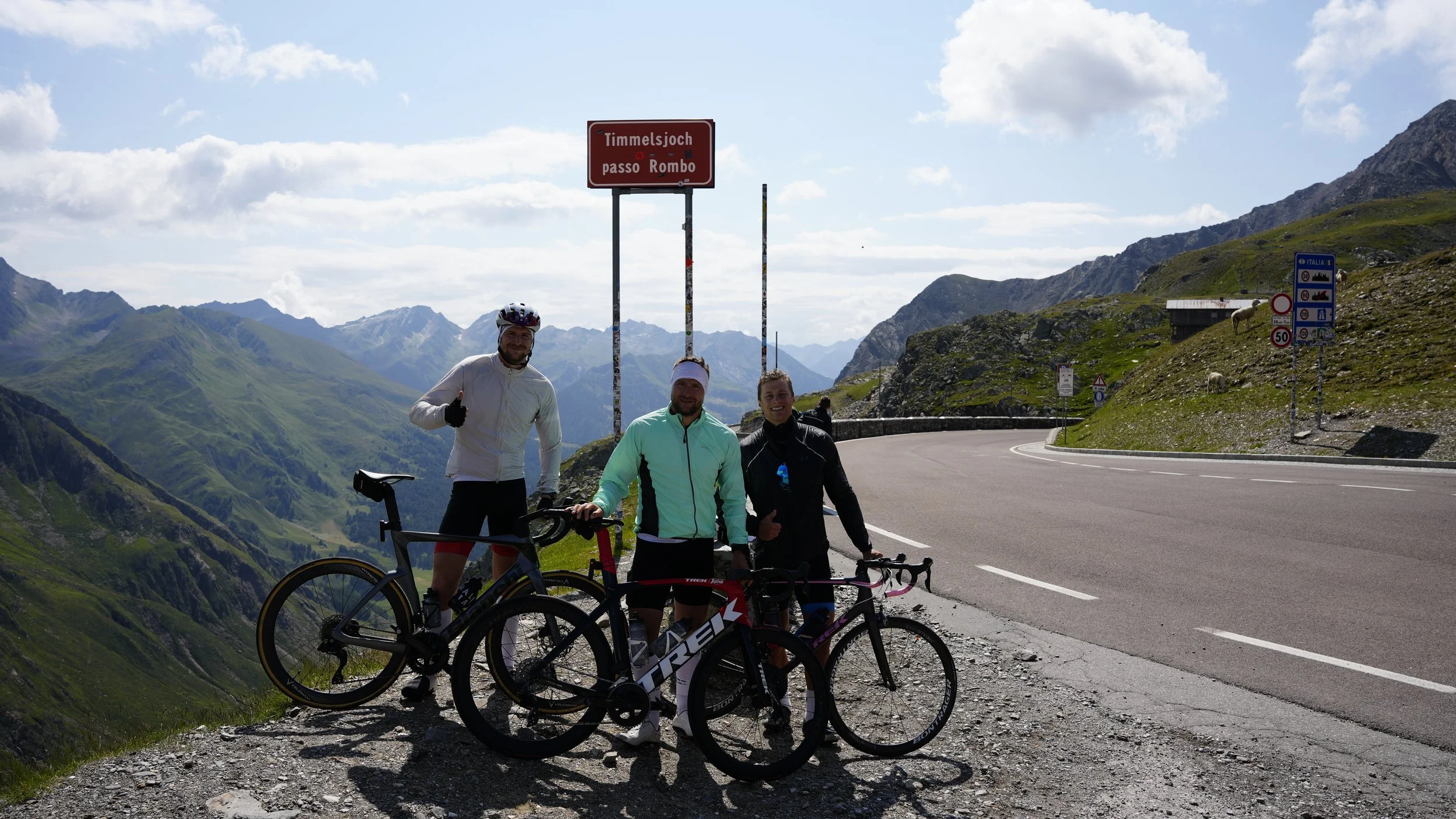 Radsport und Alpenlandschaft auf einer Gebirgsstraße