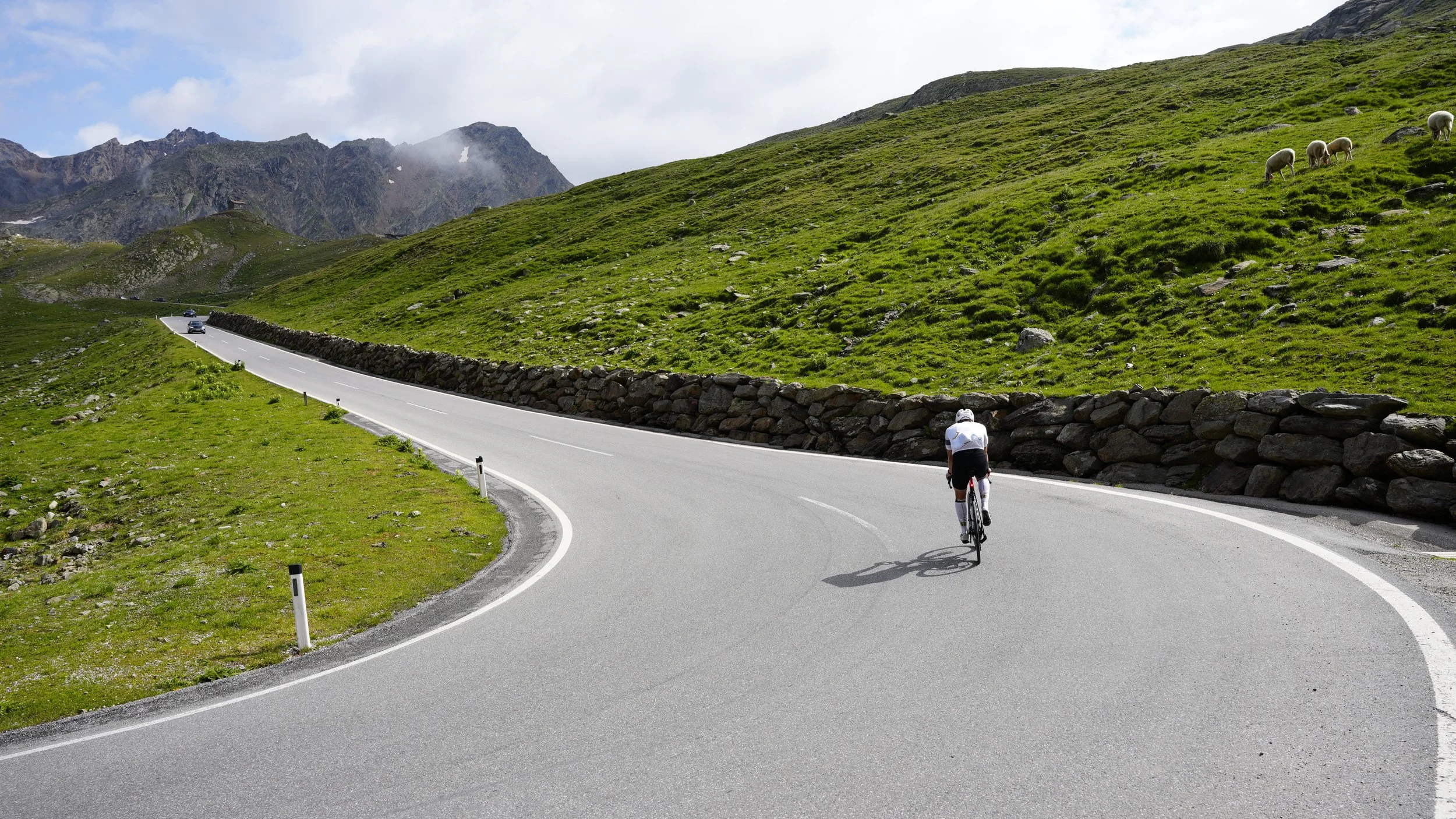 Radsportler an einer Kurve auf einer Alpenpassstraße