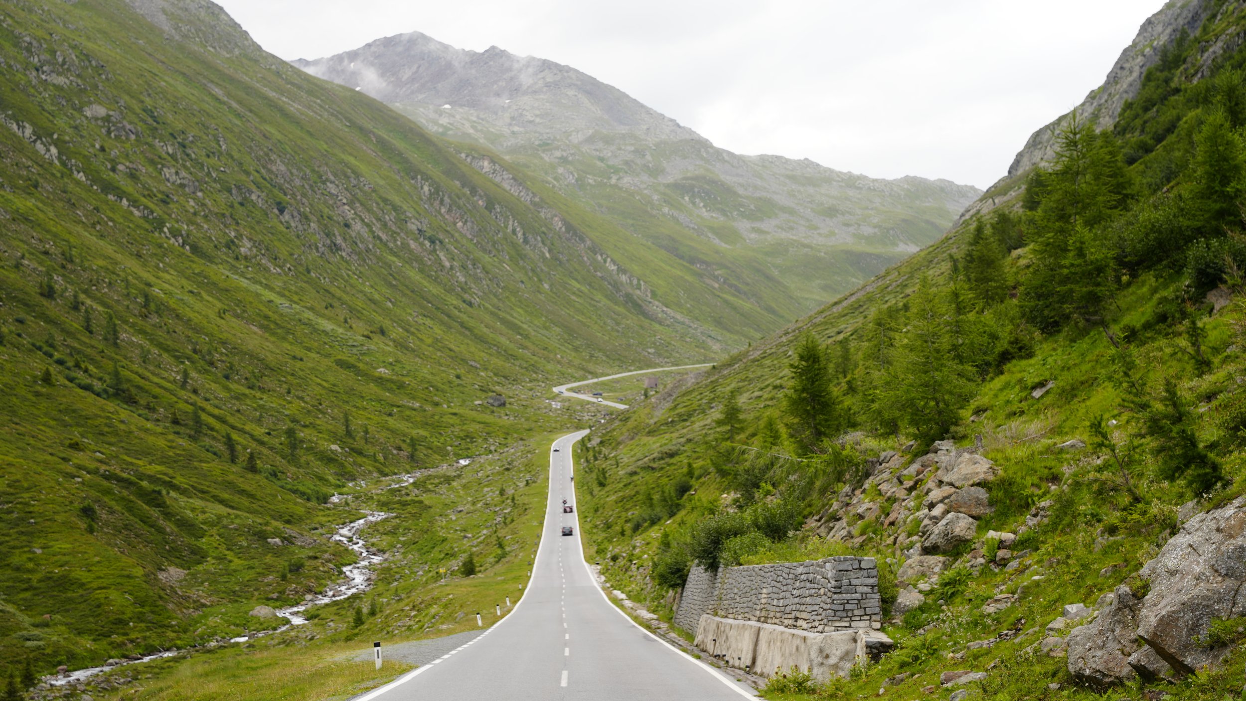 Alpenstraße durch ein grünes Tal