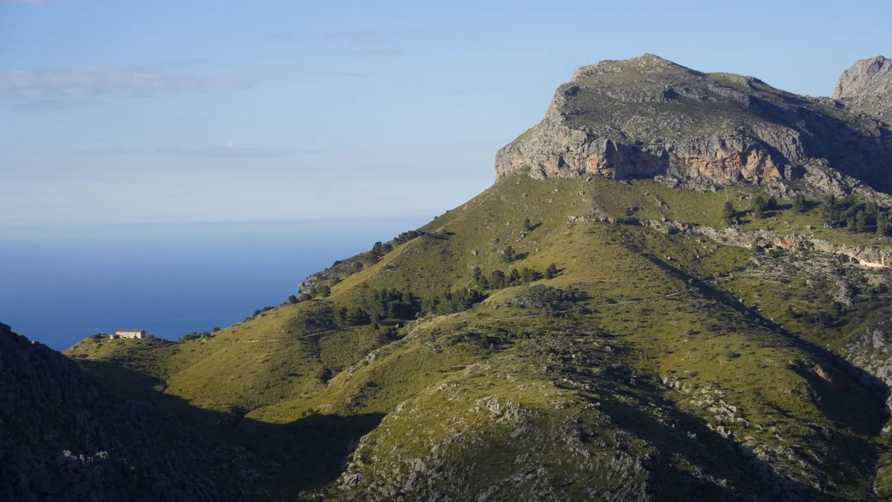 Sonnige Berg- und Küstenlandschaft auf Mallorca