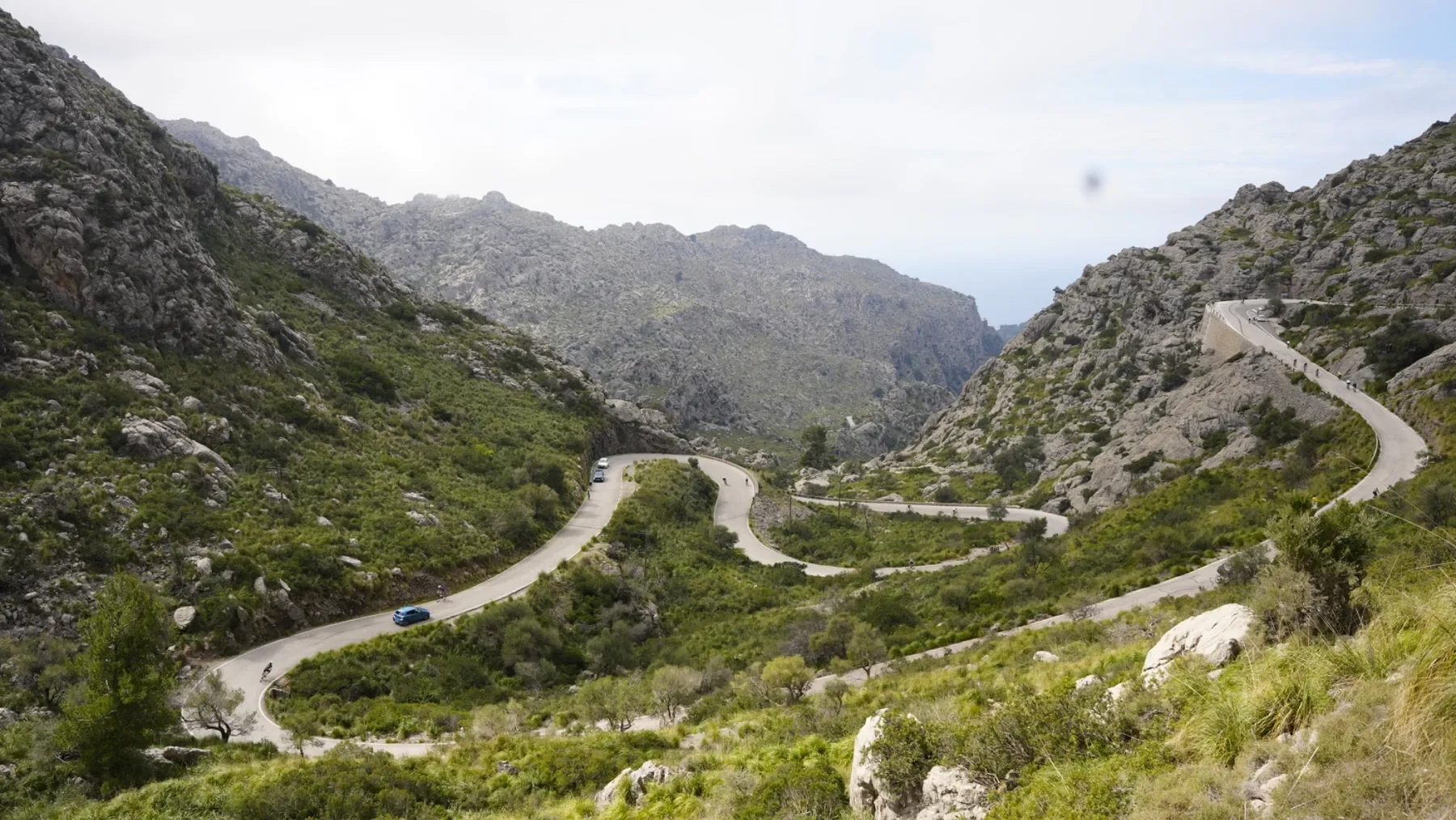 Serpentinenreiche Straße durch felsige Berge auf Mallorca