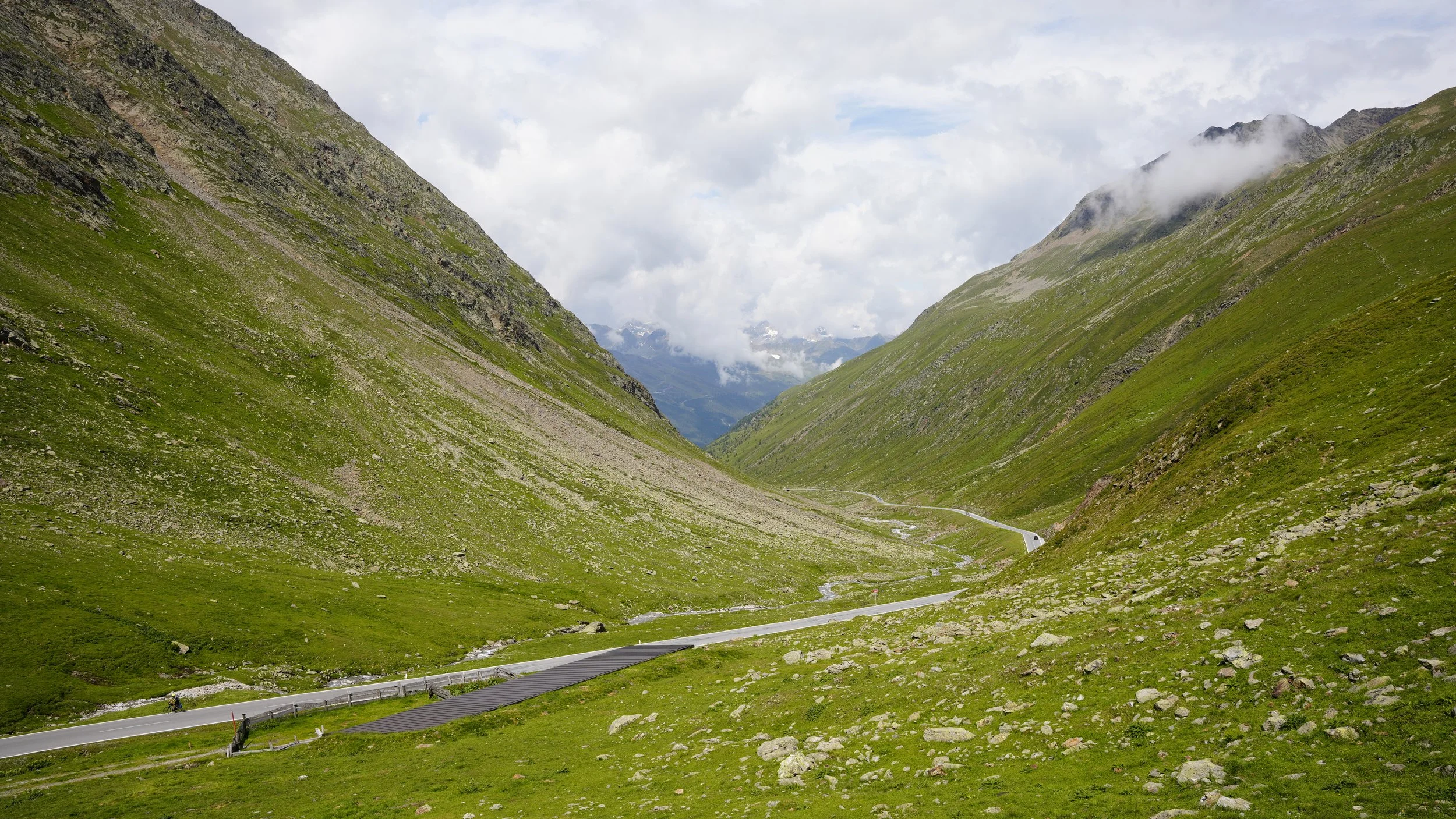 Alpine Passstraße und beeindruckende Gebirgslandschaft