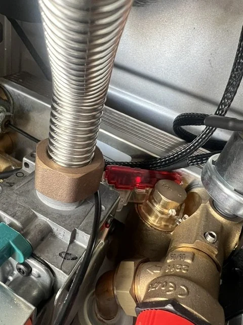 Hall effect flow sensor with red indicator light, the sensor that detects the flow turbine spinning