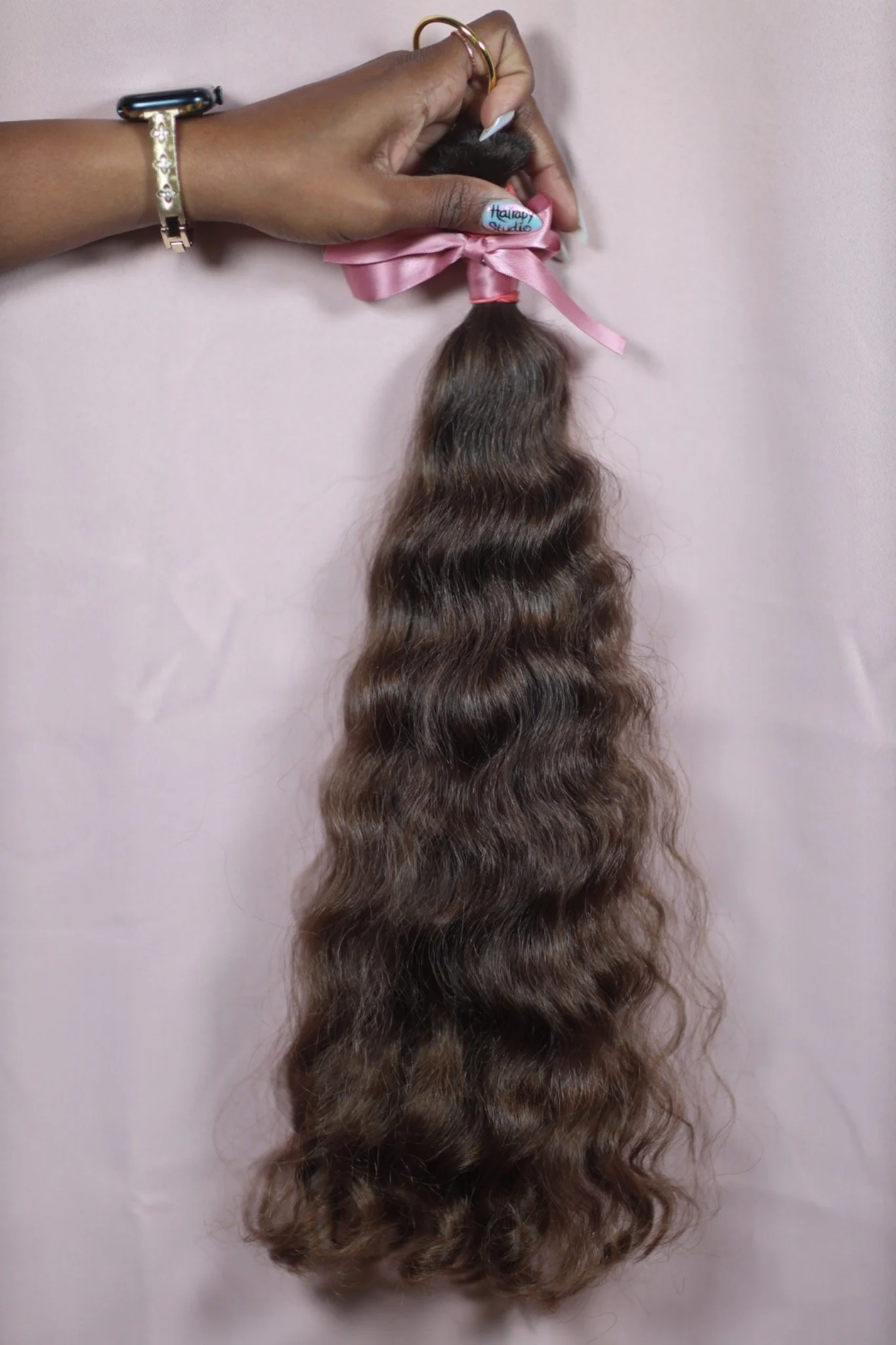Original wavy ponytail held by a pink ribbon for texture selection