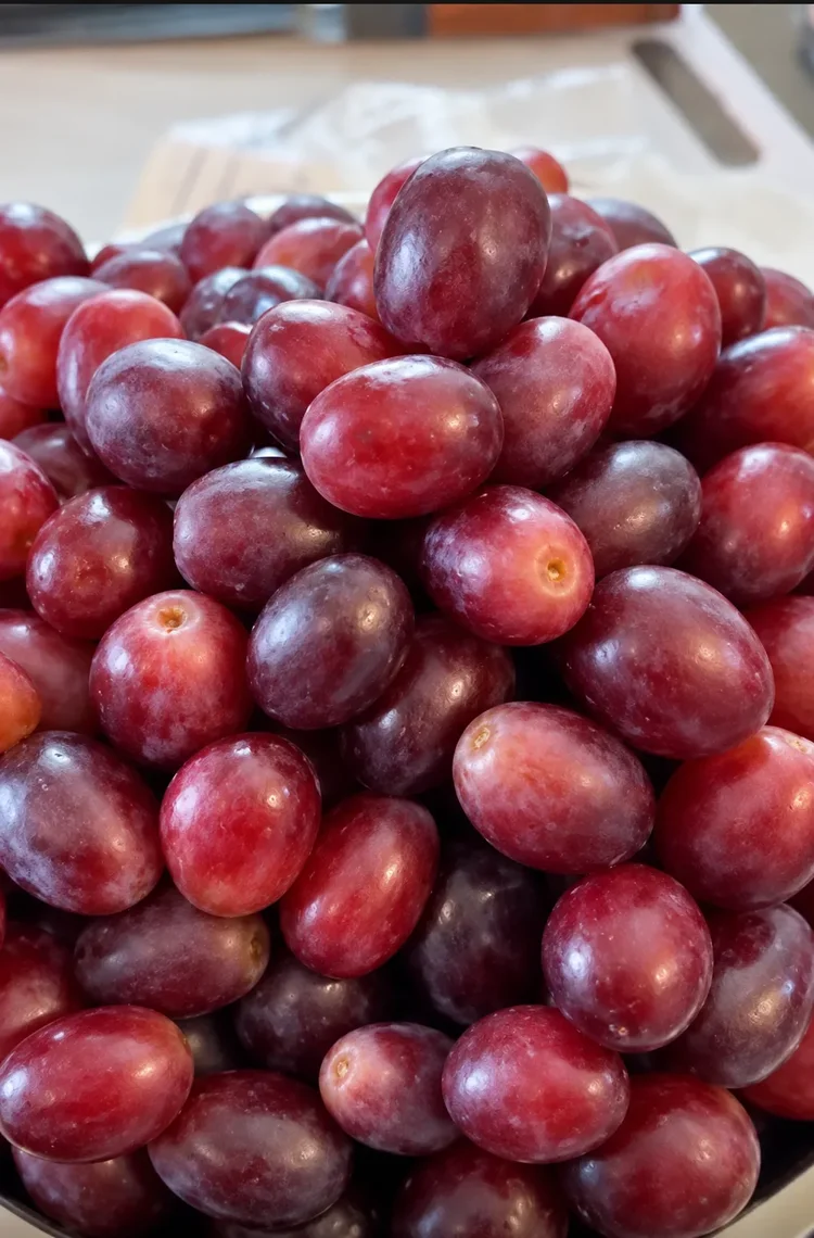 Red grapes prepared in a bowl