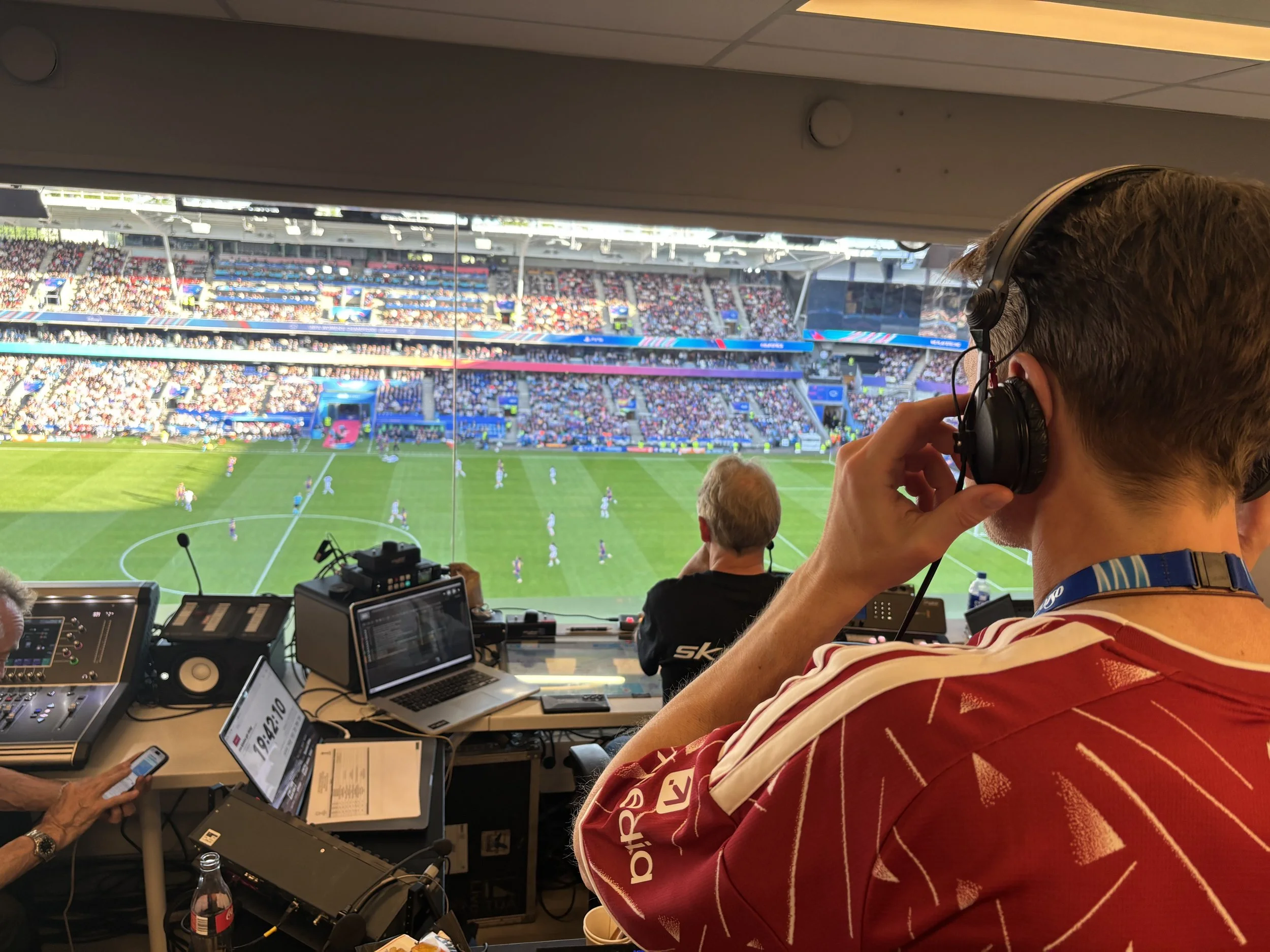 DJ-boden på Ullevaal stadion med utsikt over gressmatta