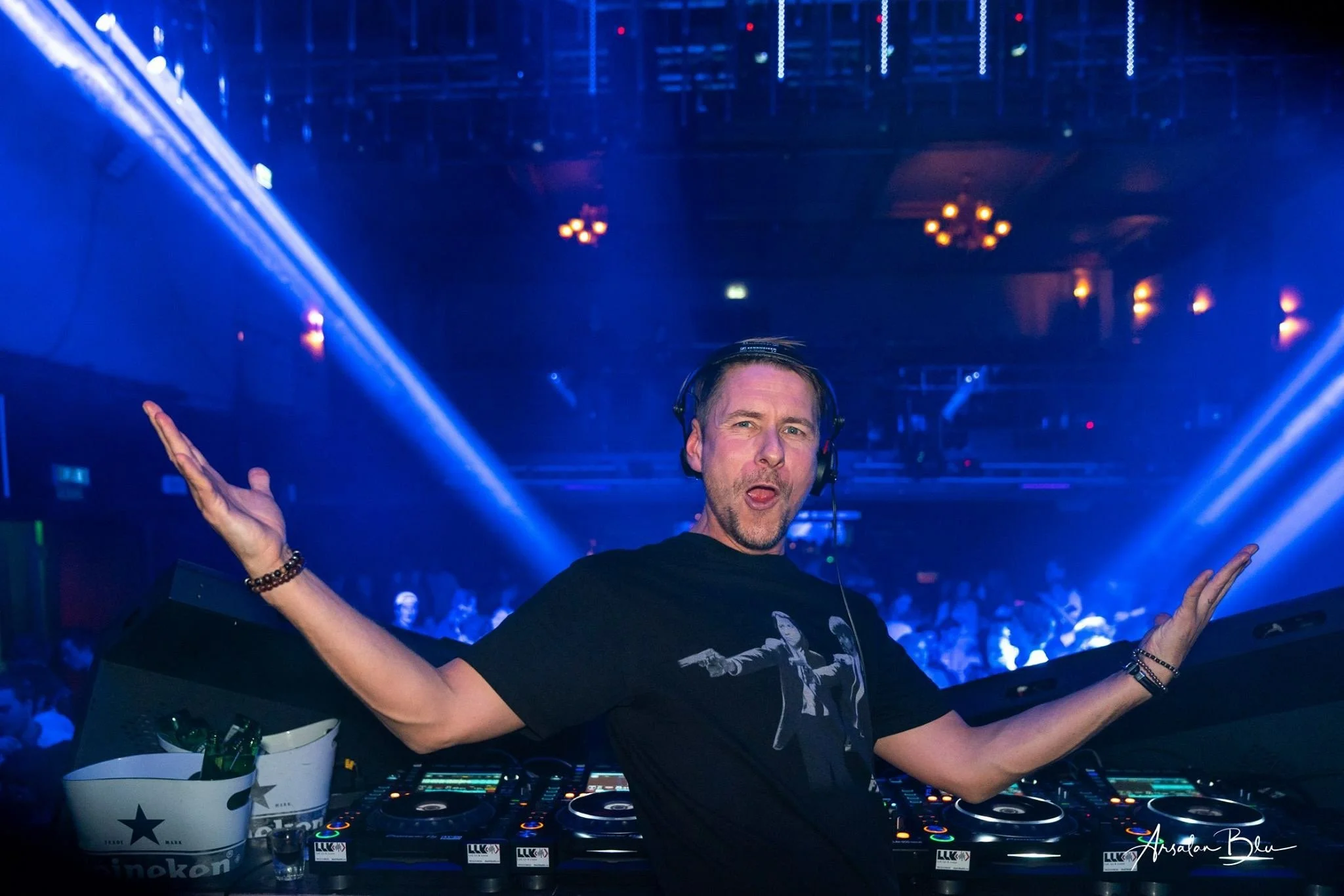 Reidar Buskenes bak DJ-pulten med armene ut mot gjestene