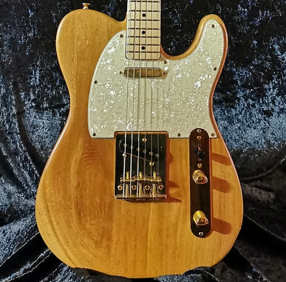 Guitarra Cima de acabado natural con golpeador blanco