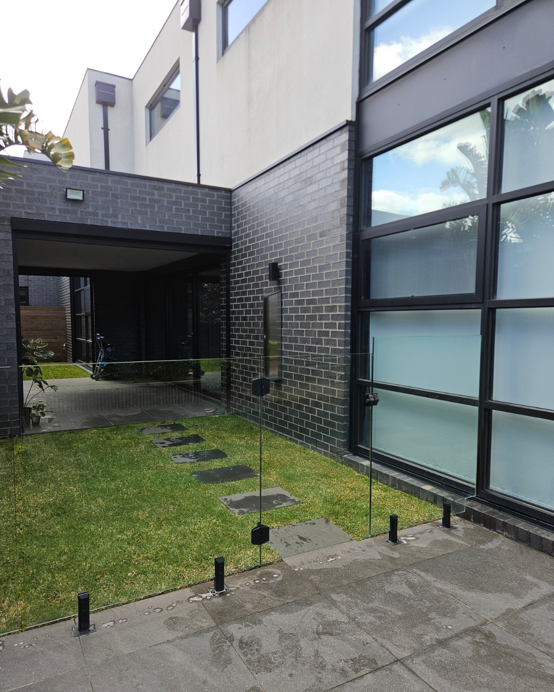 Clean pool glass