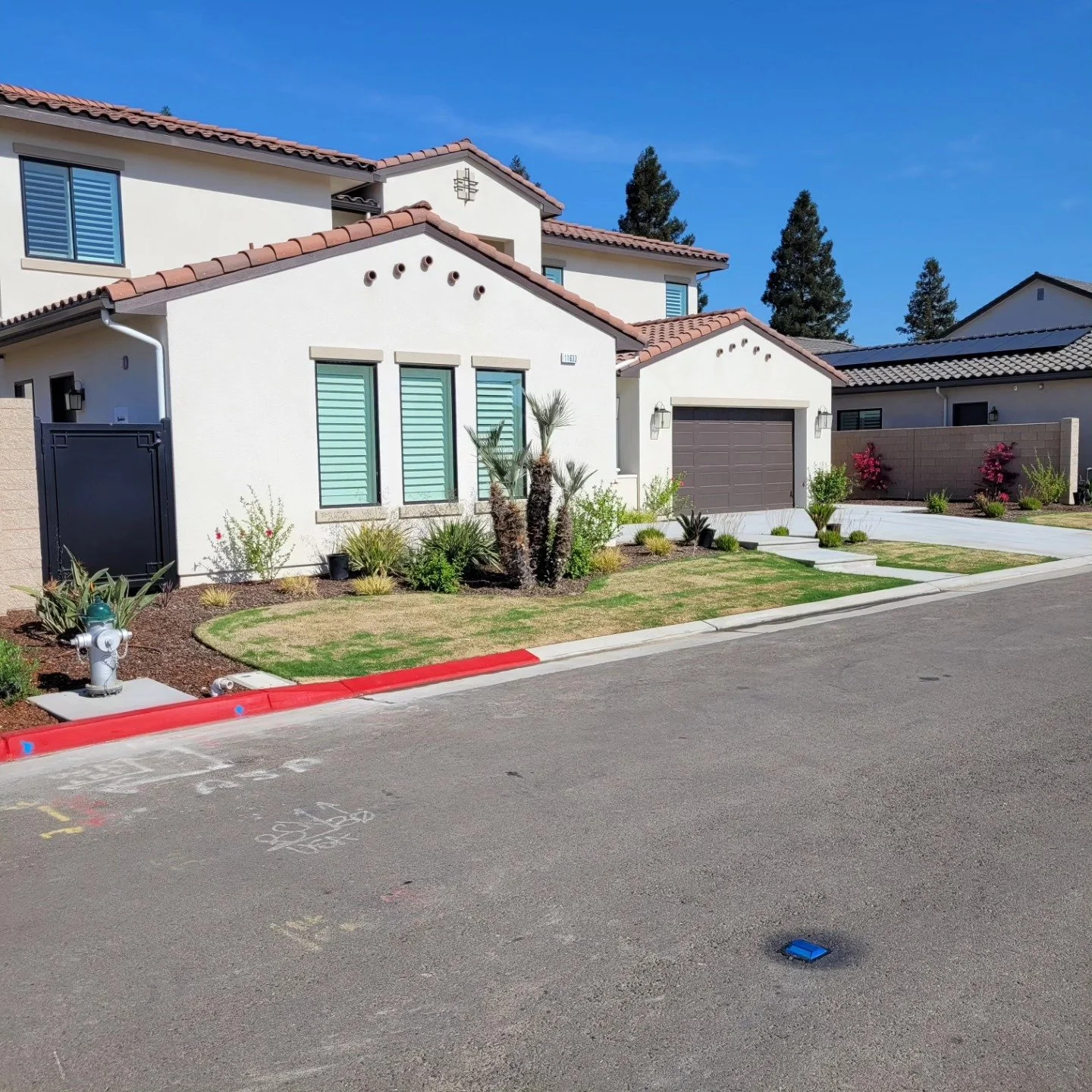 Front yard rock and drought-tolerant planting that cuts water use in Kerman by Specialty Landscape