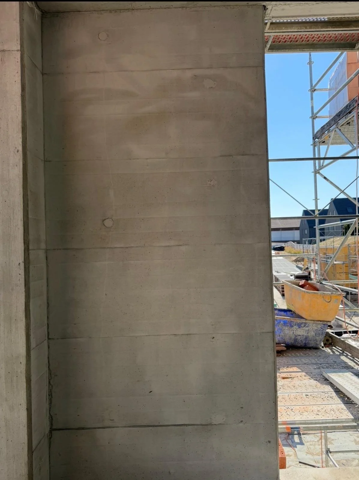 WÜB Struppen – Verankerungslöcher · Betonkosmetik vorher