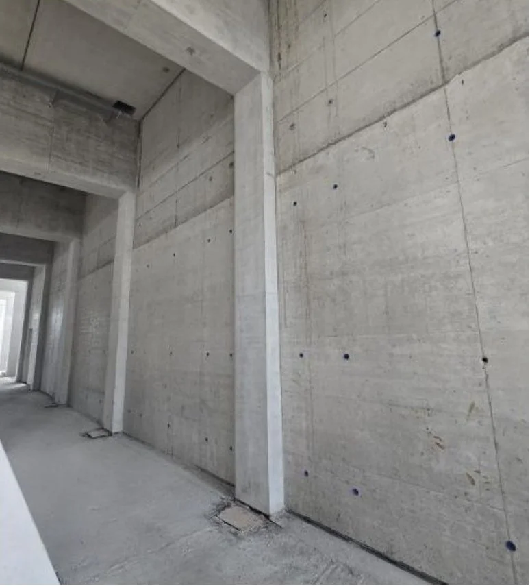 OSH Horgen – Turnhallenwand · Sichtbeton vorher