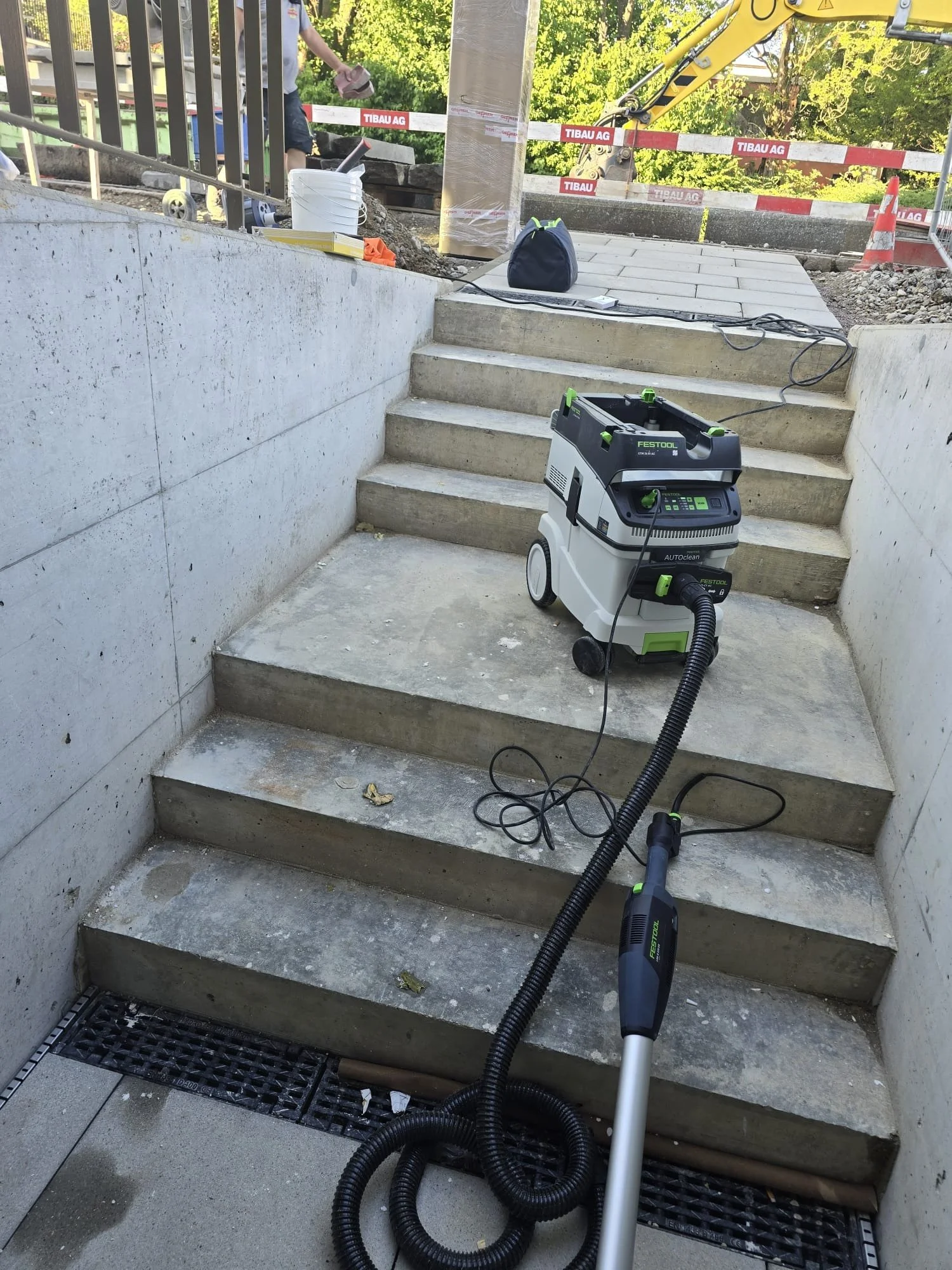 EFH Brun – Treppe · Reinigung und Lasur vorher
