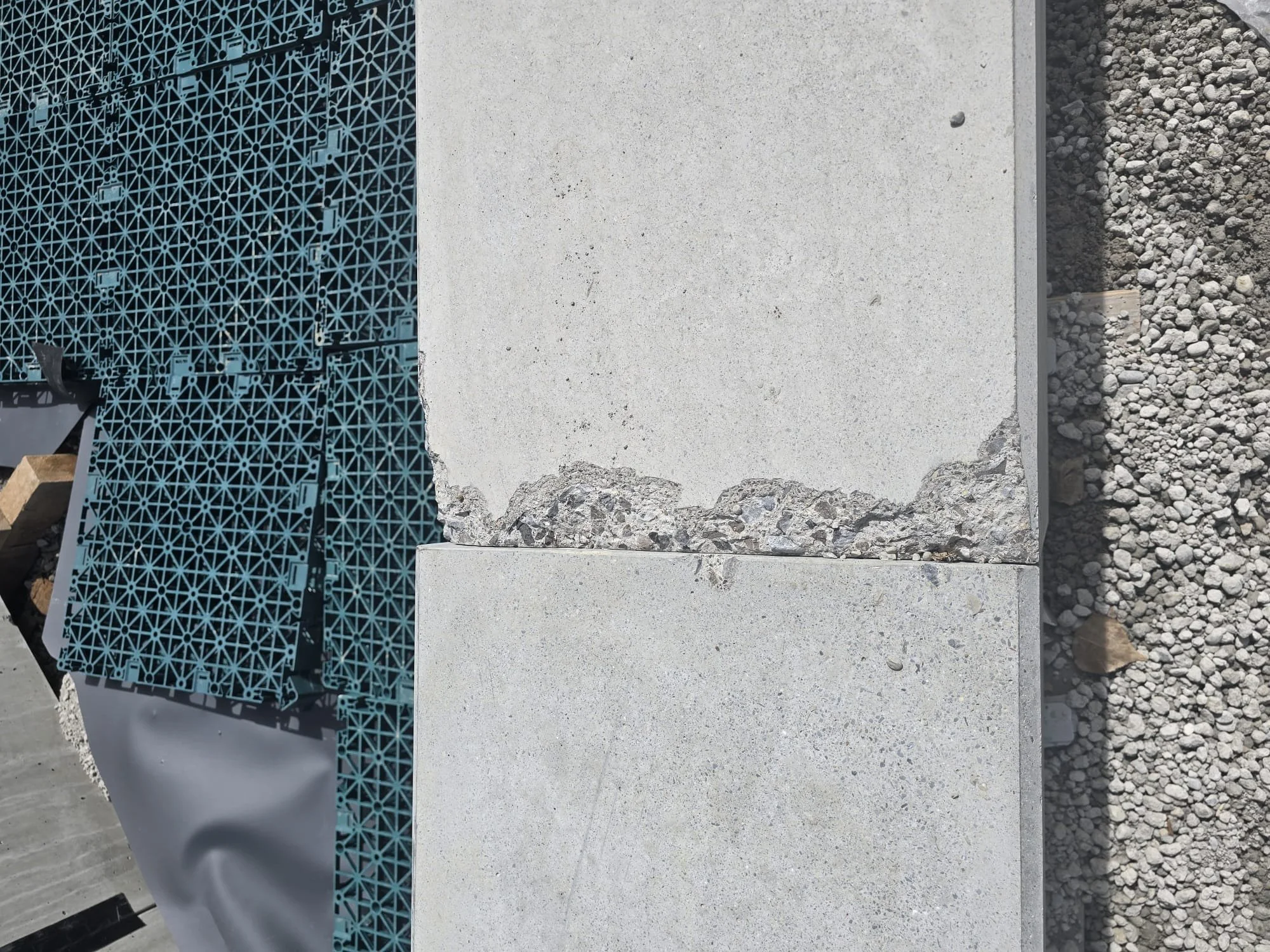Wohnen im Gut – Kanten und Fugen · Betonkosmetik vorher