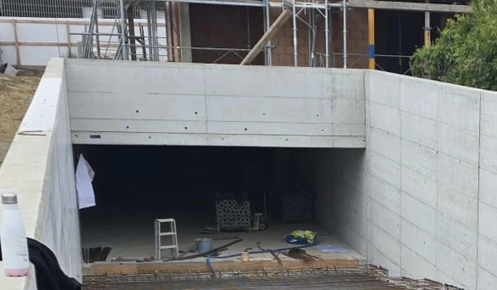 WÜB Struppen – Garageneinfahrt · Betonkosmetik vorher