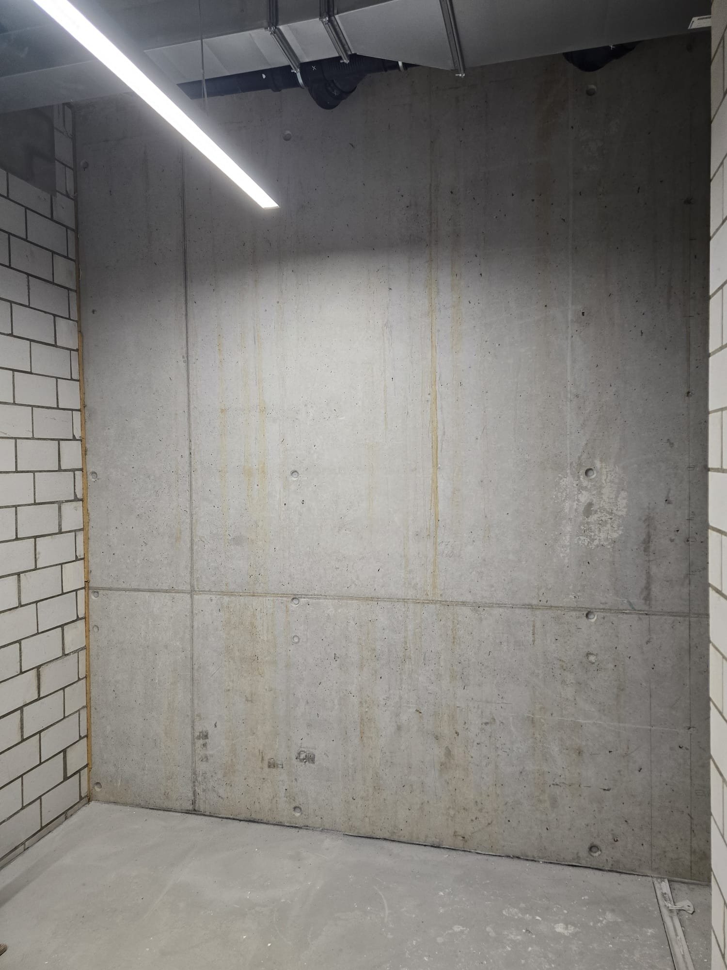 BFS Winterthur – Wand · Oberflächenbearbeitung vorher