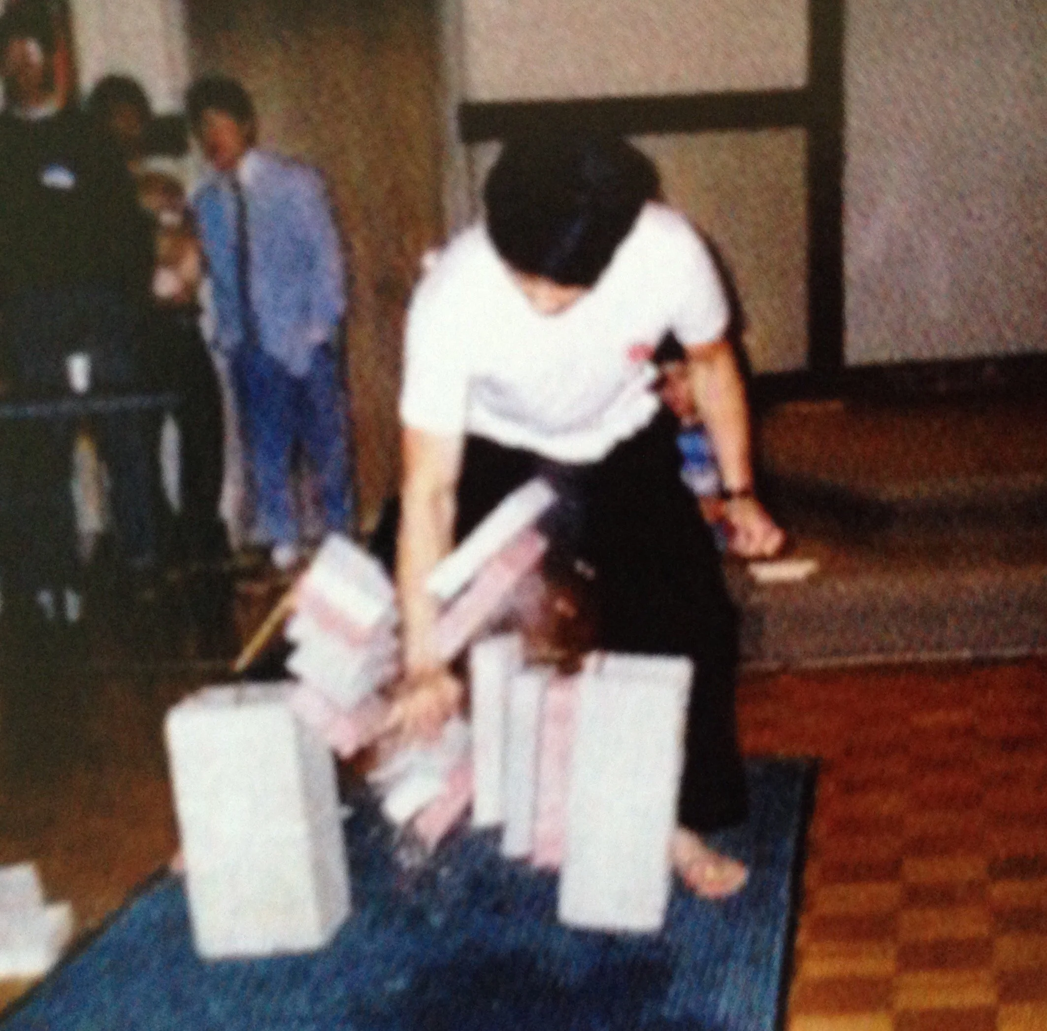 GM Meng breaking 6 cement blocks.
