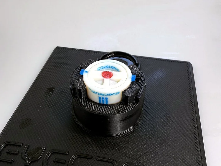 Base 4 Reuse seated on the eye top in the R.S.E assembly station