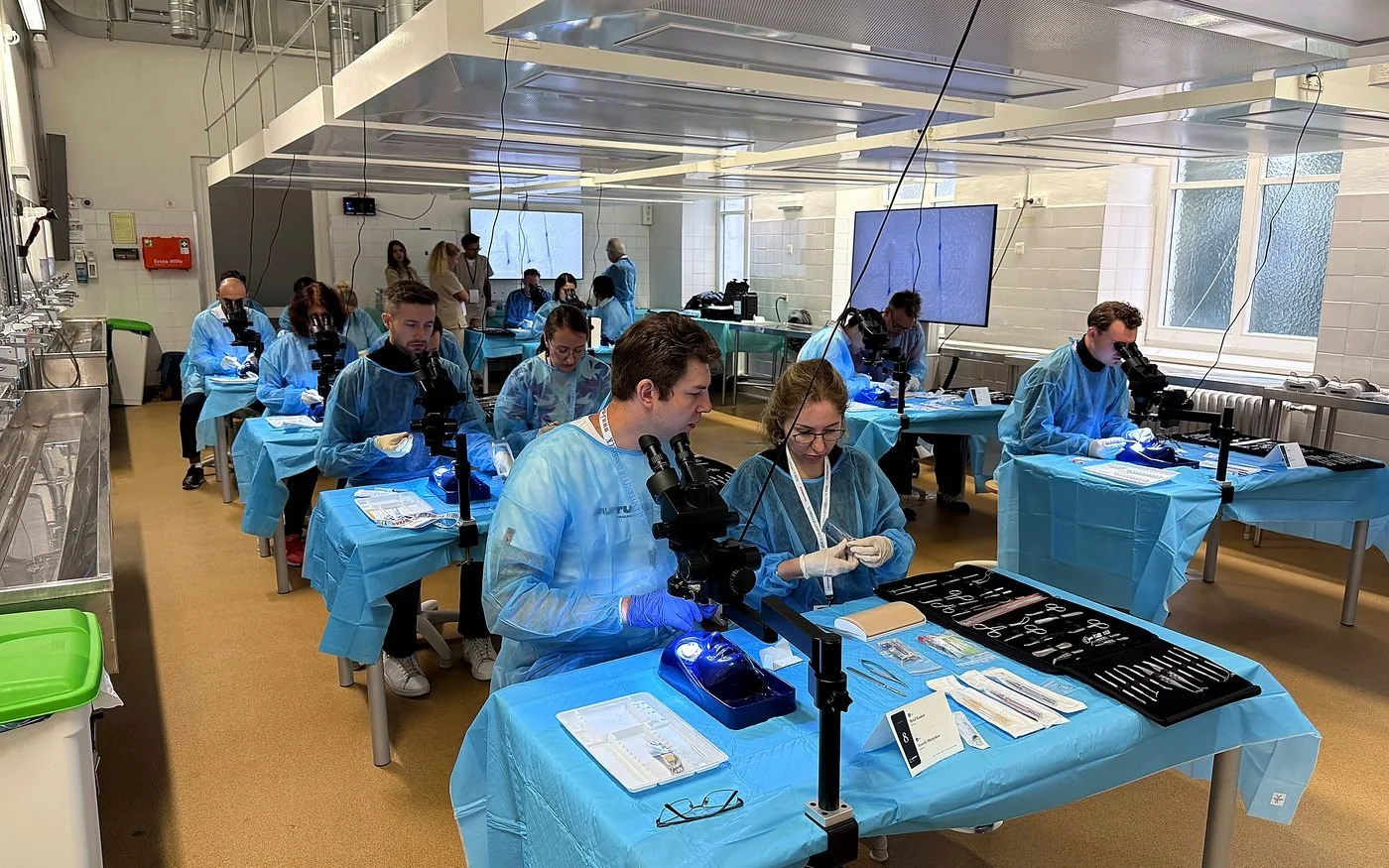 Wetlab with many participants working at identical training stations