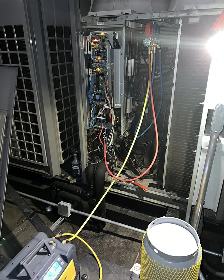 Rooftop VRF outdoor unit with a recovery machine, recovery cylinder and hoses connected