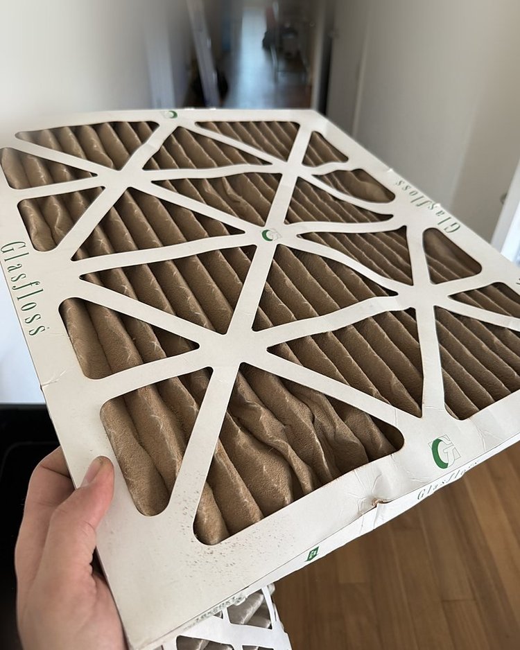 Pleated air filter loaded with dust