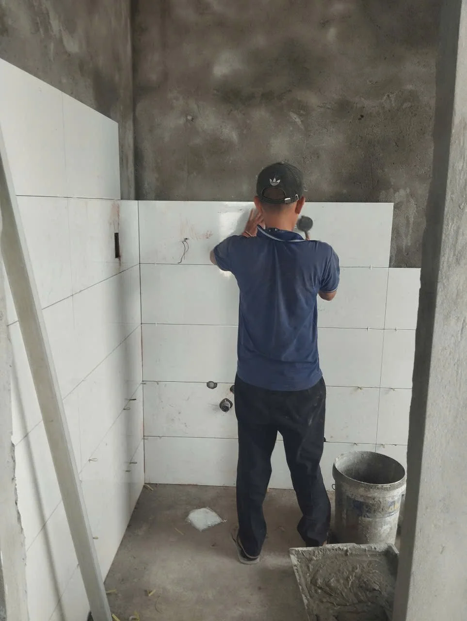 Thợ KTK Construction ốp gạch tường khu vệ sinh căn hộ Sun Panoma 2 Đà Nẵng