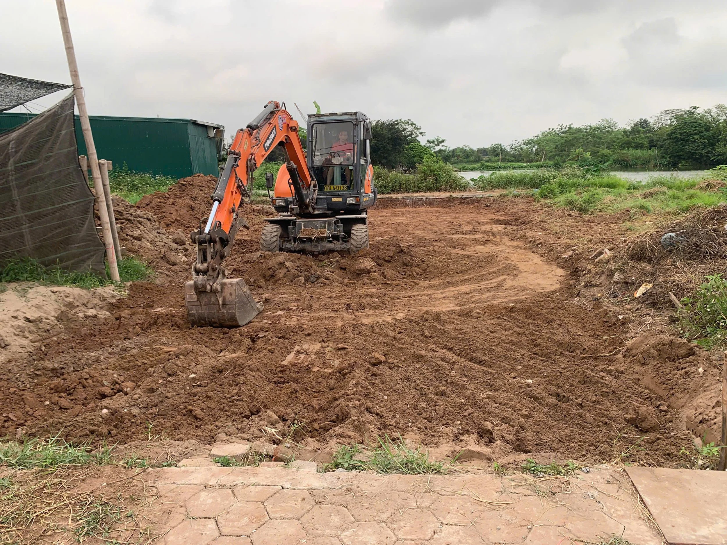 Máy đào thi công hố móng nhà phố Cổ Lễ