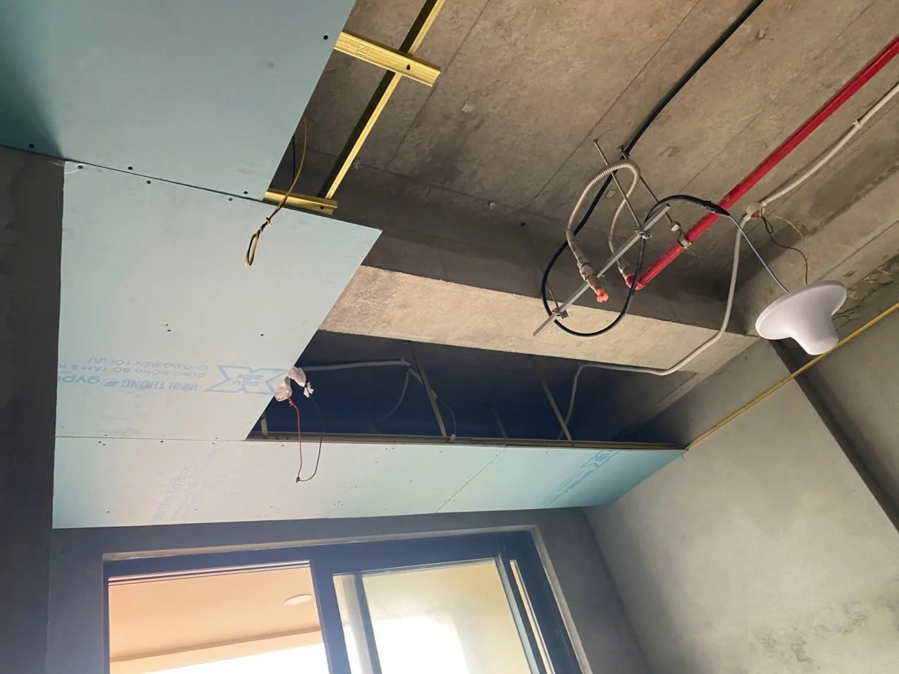 Hệ thống khung trần và đường ống kỹ thuật tại căn hộ Sun Panoma 2 Đà Nẵng trước khi đóng trần thạch cao
