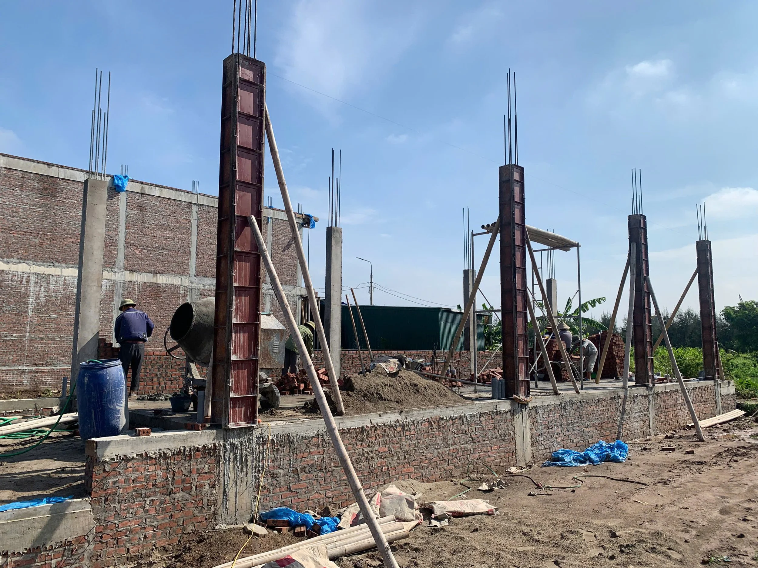 Cốp pha cột tầng 1 nhà phố Cổ Lễ