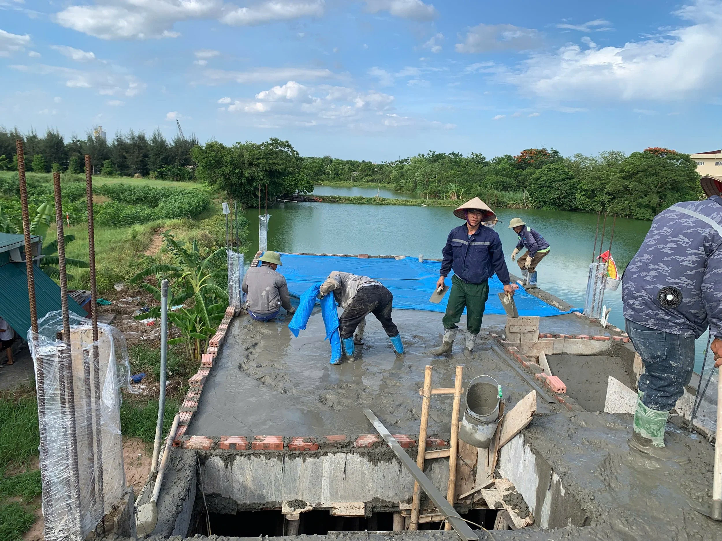 Thi công sàn bê tông tầng 2 nhà phố Cổ Lễ